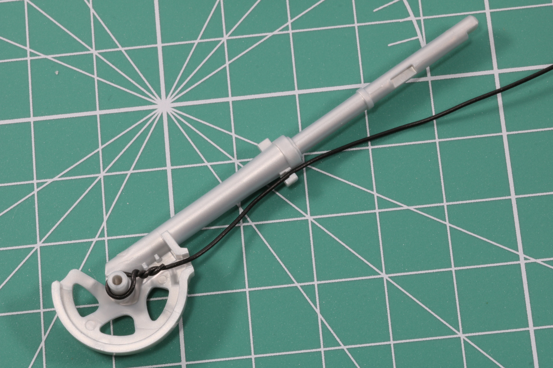 反対側のフロントフォークを取り付け、フェンダーを両方に差し込む