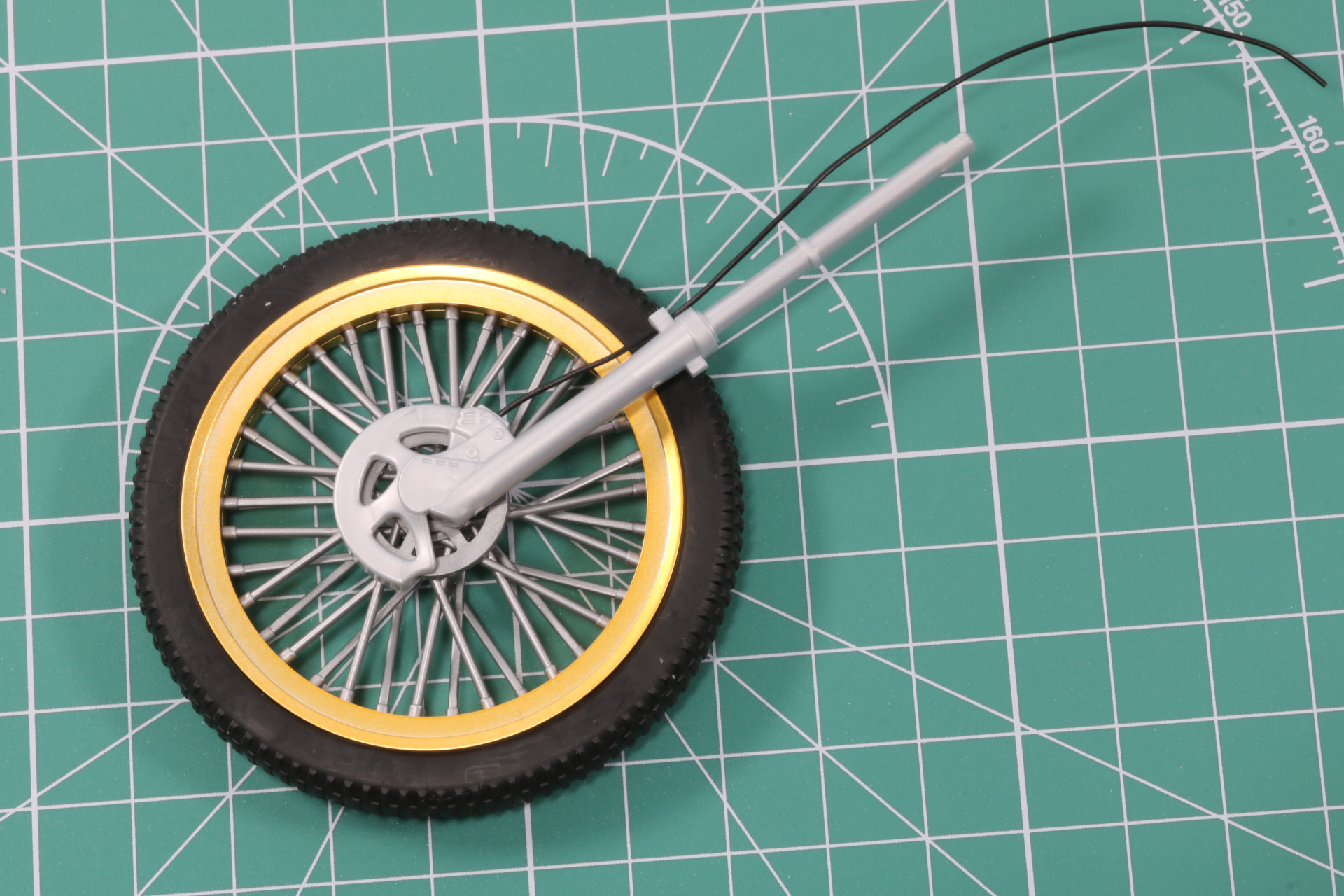 反対側のフロントフォークを取り付け、フェンダーを両方に差し込む