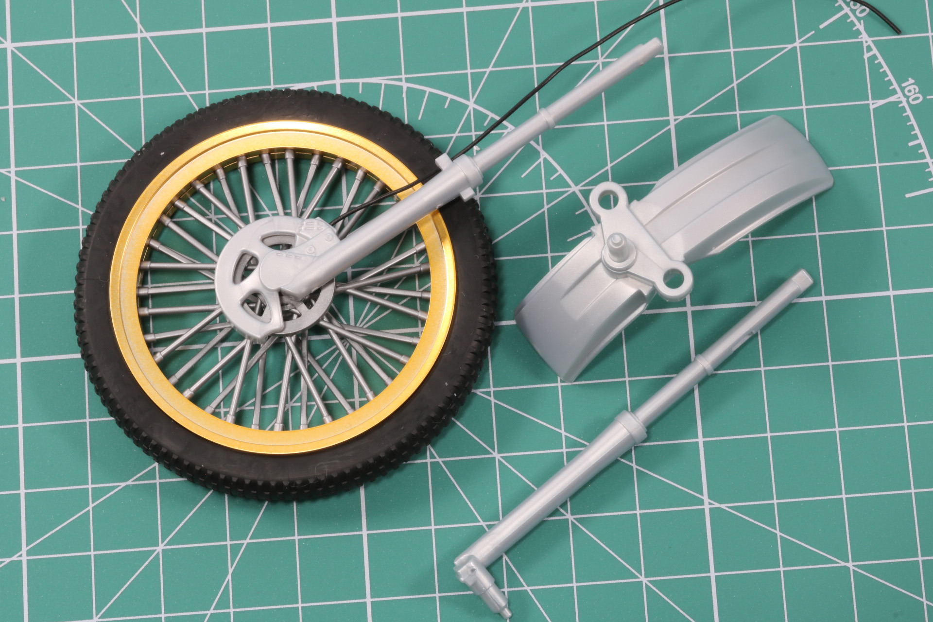 反対側のフロントフォークを取り付け、フェンダーを両方に差し込む