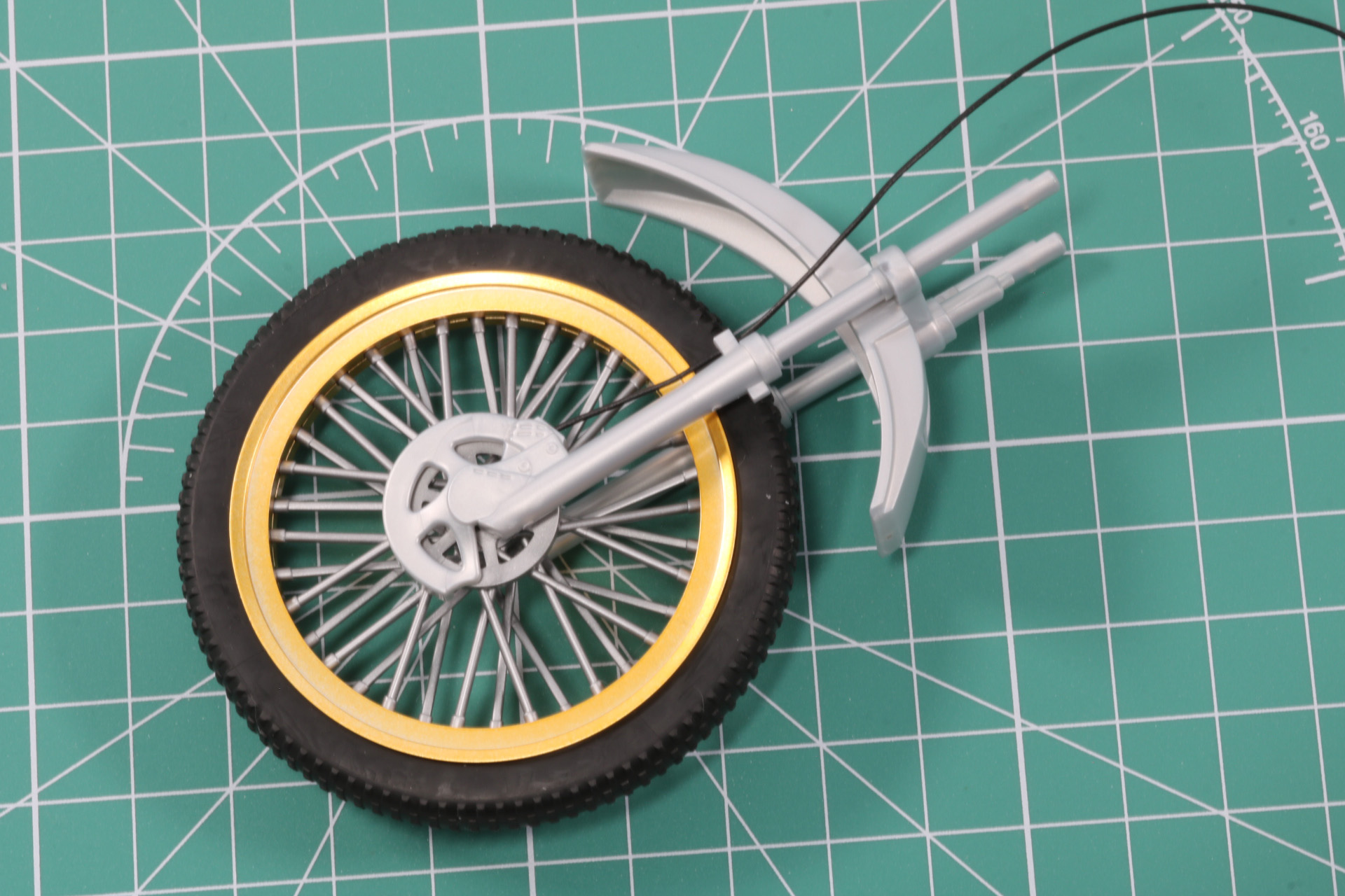 フェンダーの軸とカバーパーツの軸受けを合わせる。そこにフェンダーと軸を受けるパーツとハンドルを付ける