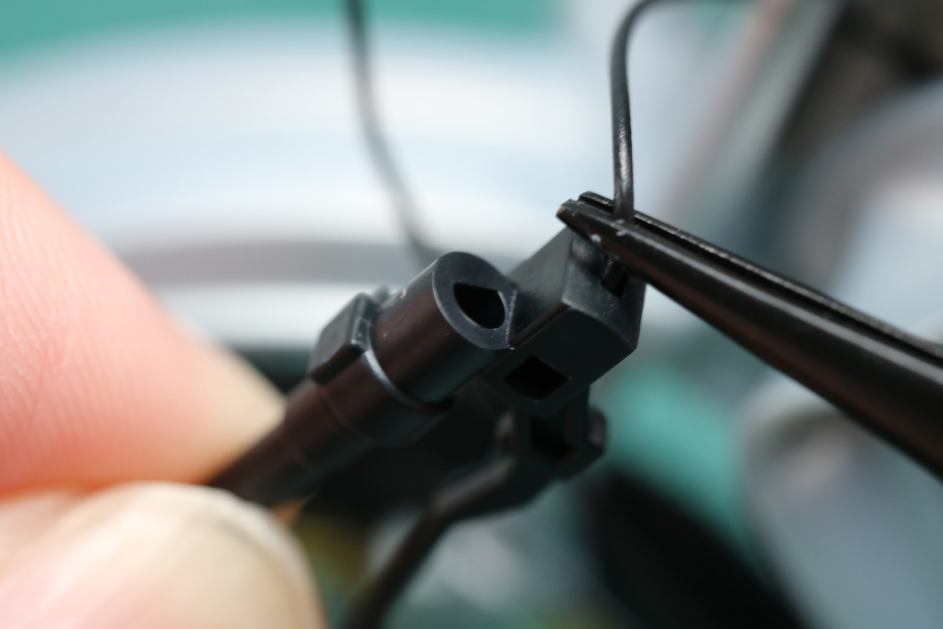 ピンセットやラジオペンチを使うとグリップパーツに差し込みやすい