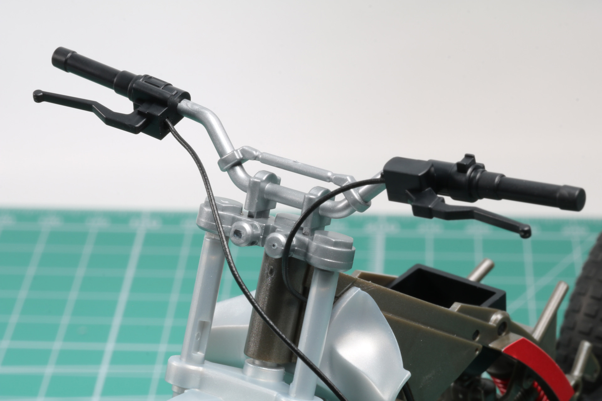 ピンセットやラジオペンチを使うとグリップパーツに差し込みやすい