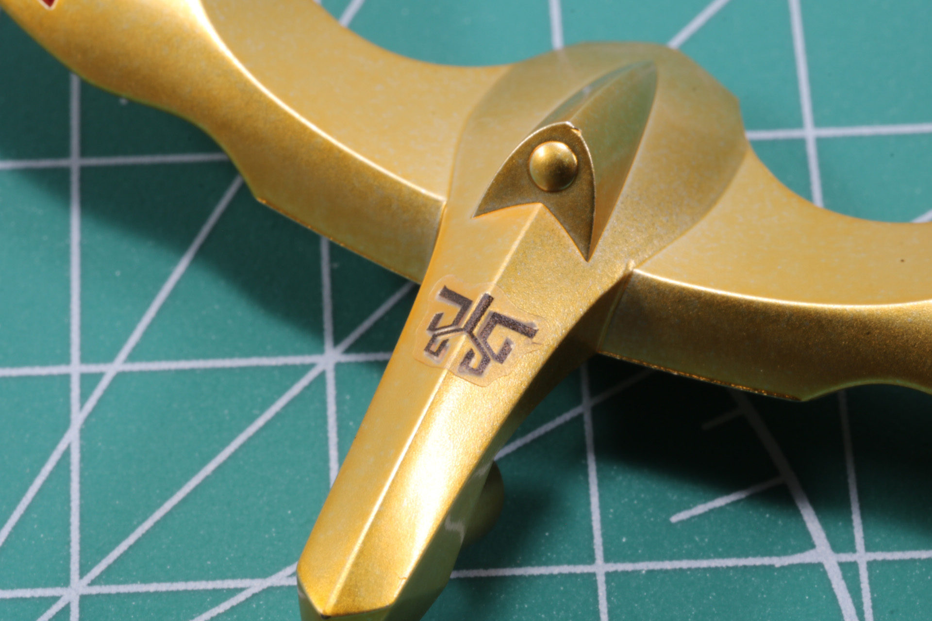 正面のクウガマークはモールドに合わせてマーキングシールを貼る