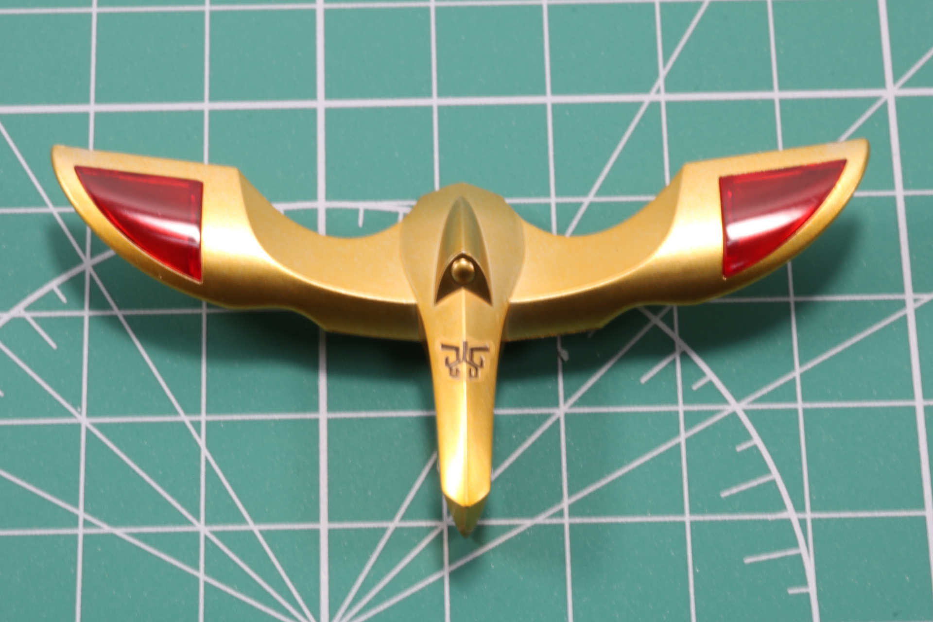 フロントの金色部分はゴールドメッキパーツとクリアレッドで組み立て。さらにマーキングでクウガのマークを貼り付け