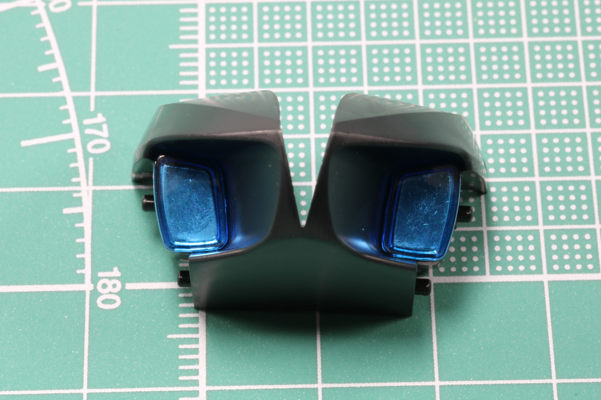 フロントの黒部分。ライト部分は光を反射するシールを貼り、クリアブルーパーツを被せる