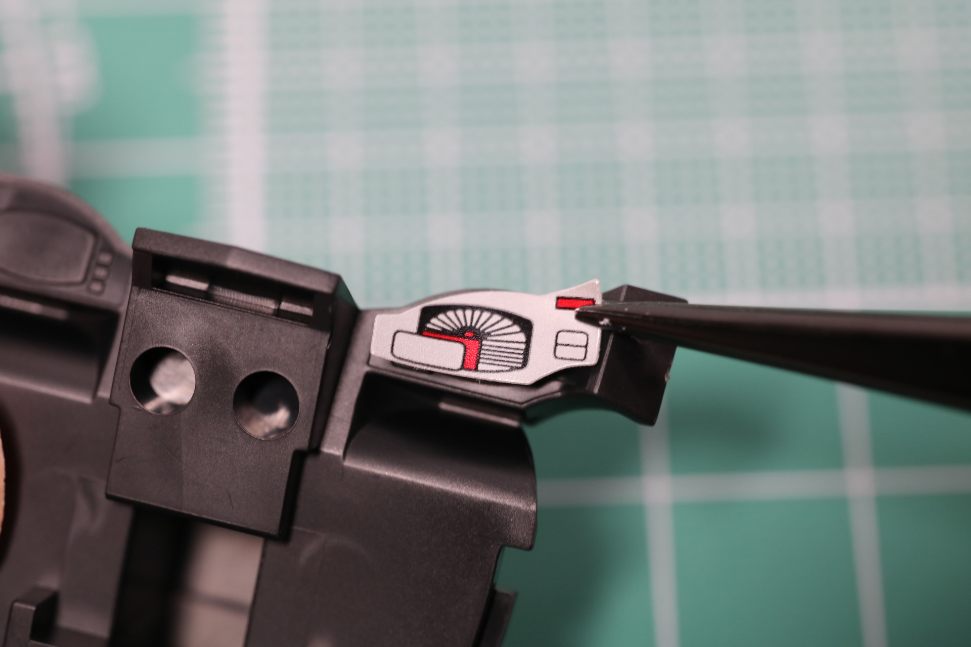 ハンドル側には計器類が印字されたシールを張る