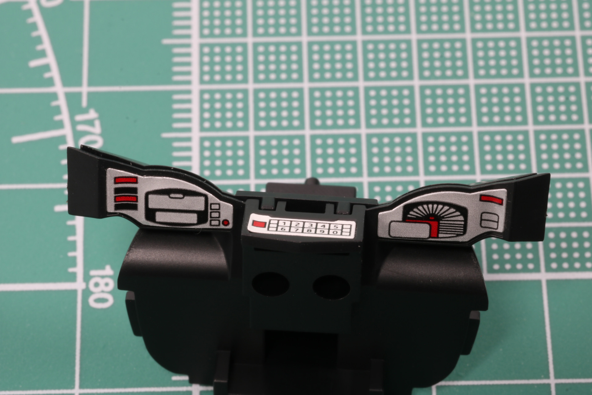 ハンドル側には計器類が印字されたシールを張る