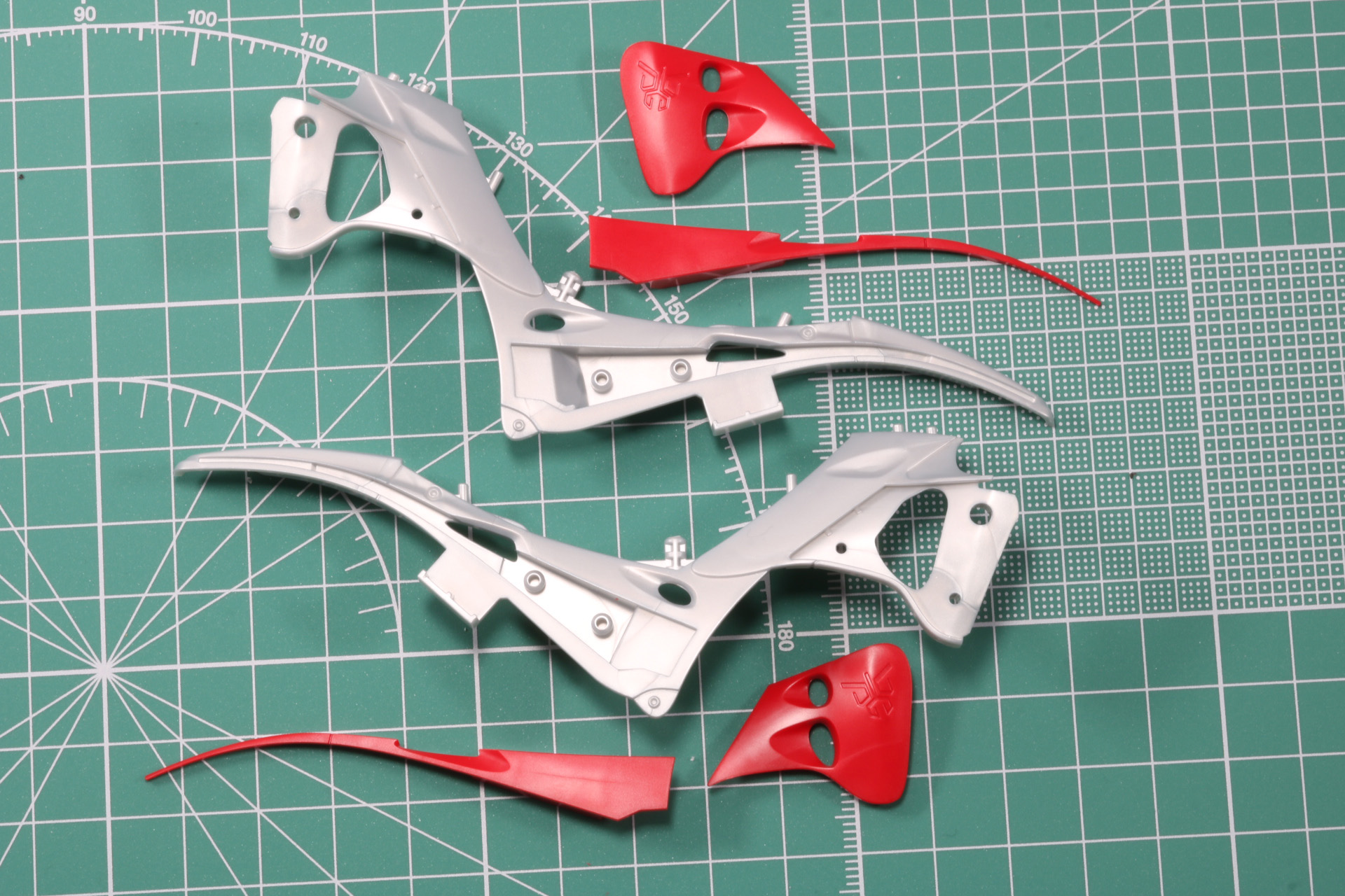 ボディ外装はシルバーと赤の成型色で作成