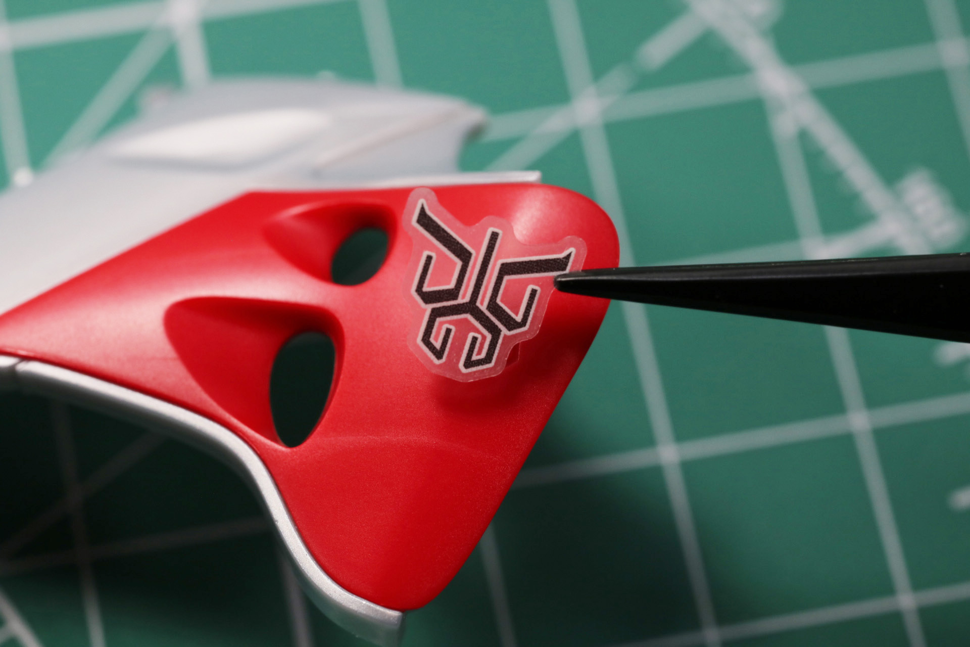 クウガマークはモールドに合わせてマーキングシールを貼る