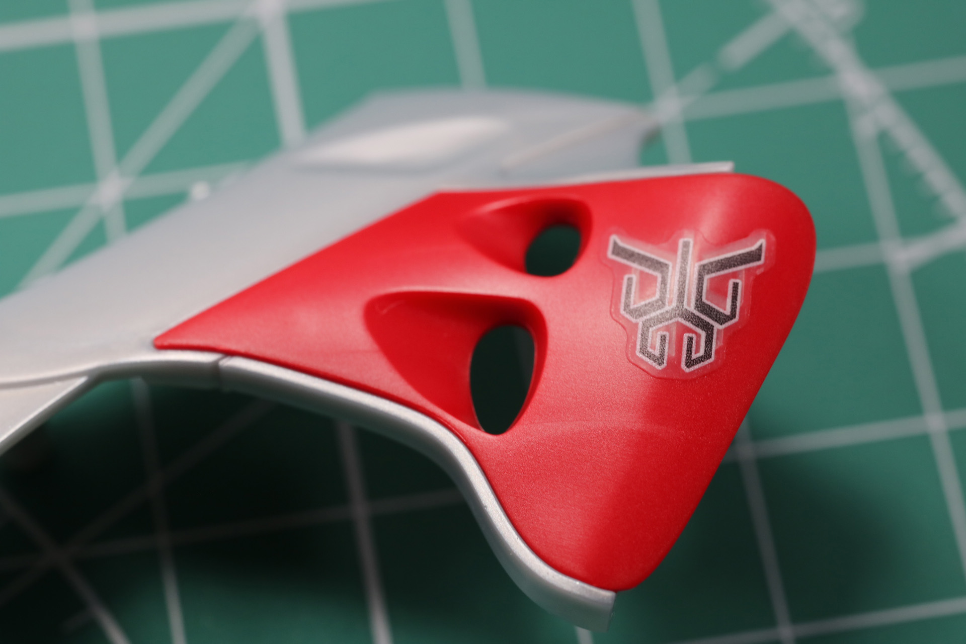 クウガマークはモールドに合わせてマーキングシールを貼る