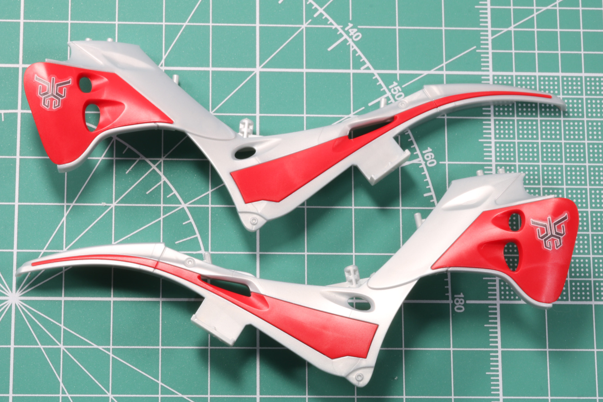 ボディ外装はシルバーと赤の成型色で作成