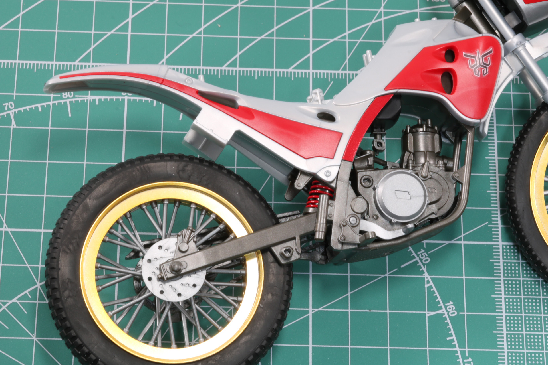 フレームの間に固定パーツを追加して左右から挟み込む