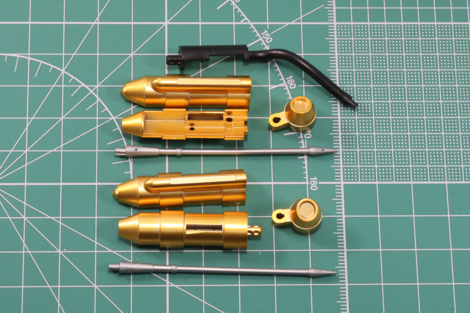 ほぼ同じ構造だが、右側面側はパイプパーツがある