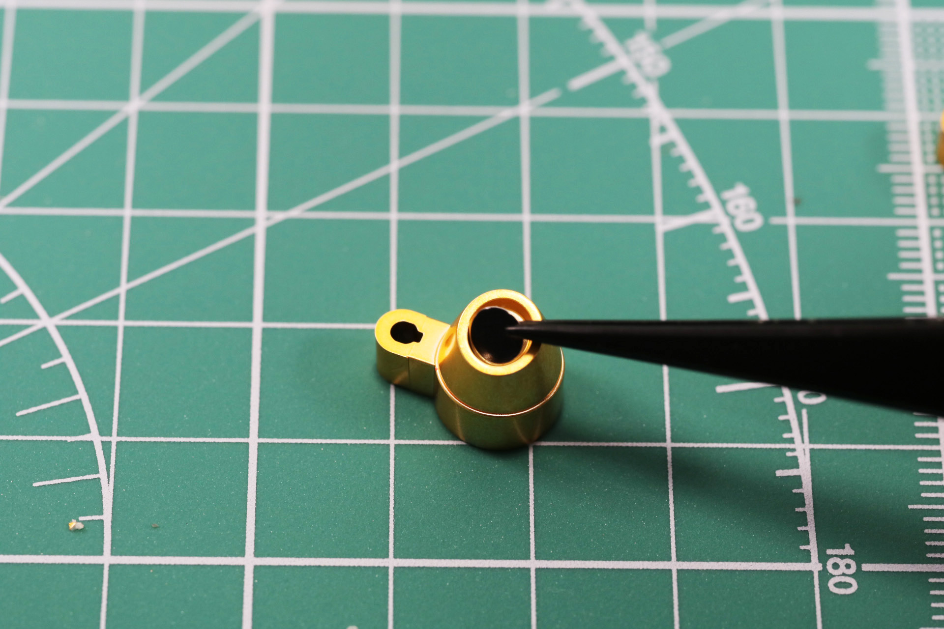 排気口部分に黒のシールを貼る