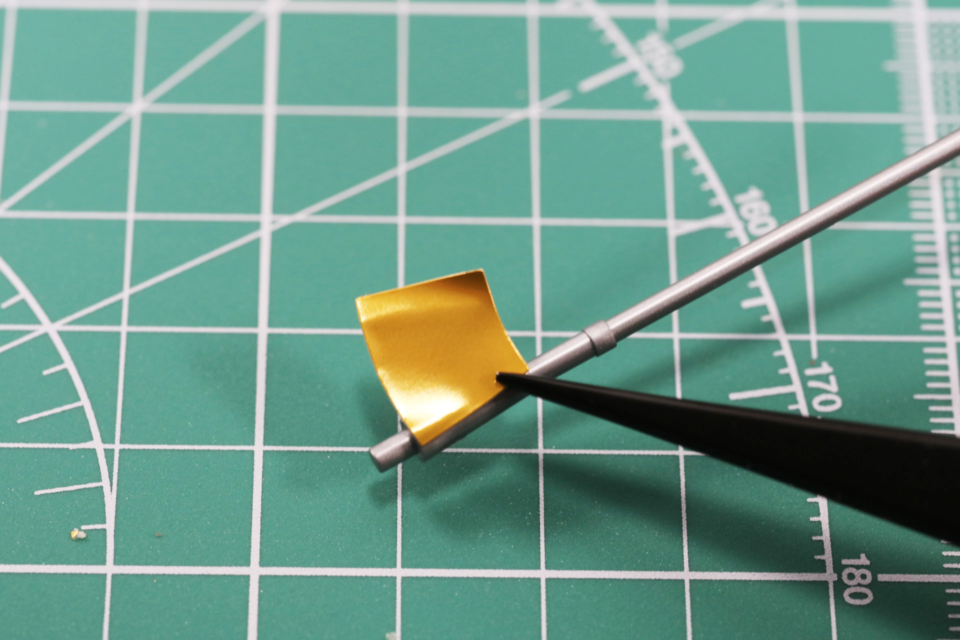 アンテナの根元部分に金色シールを貼る