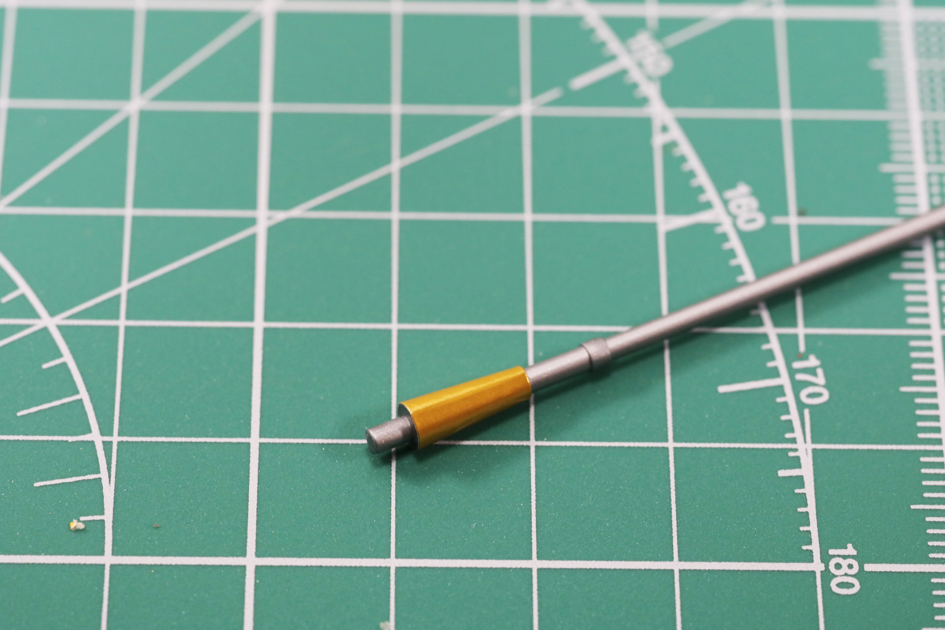 アンテナの根元部分に金色シールを貼る