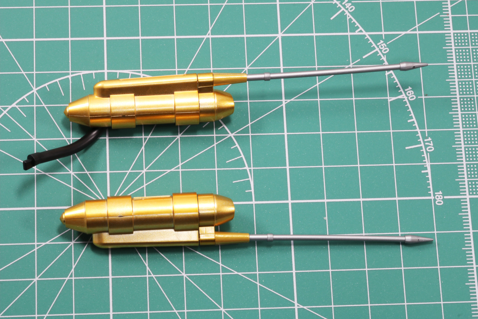 ほぼ同じ構造だが、右側面側はパイプパーツがある