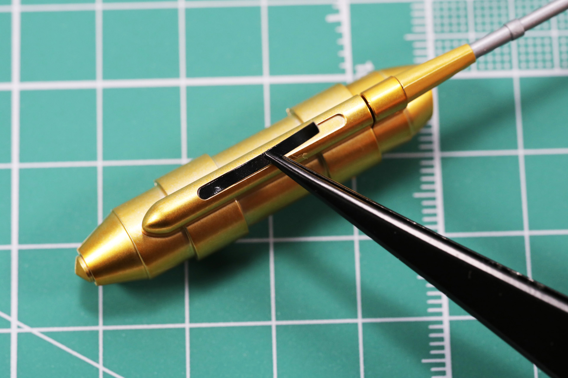 マフラー側面にシールを貼る