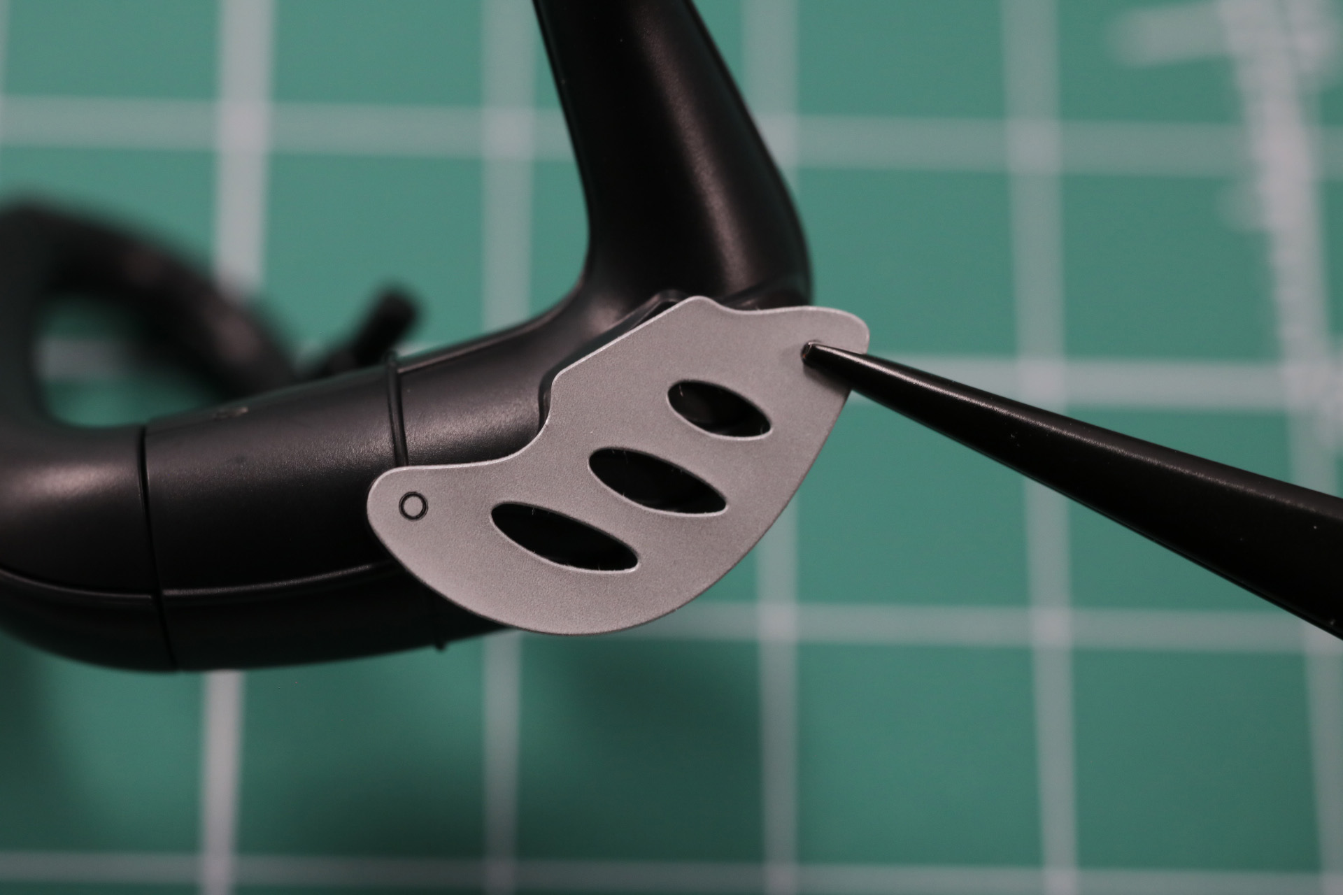 4つのパーツからうねりのある造形を再現。シールを貼ることで劇中に近いカラーリングに