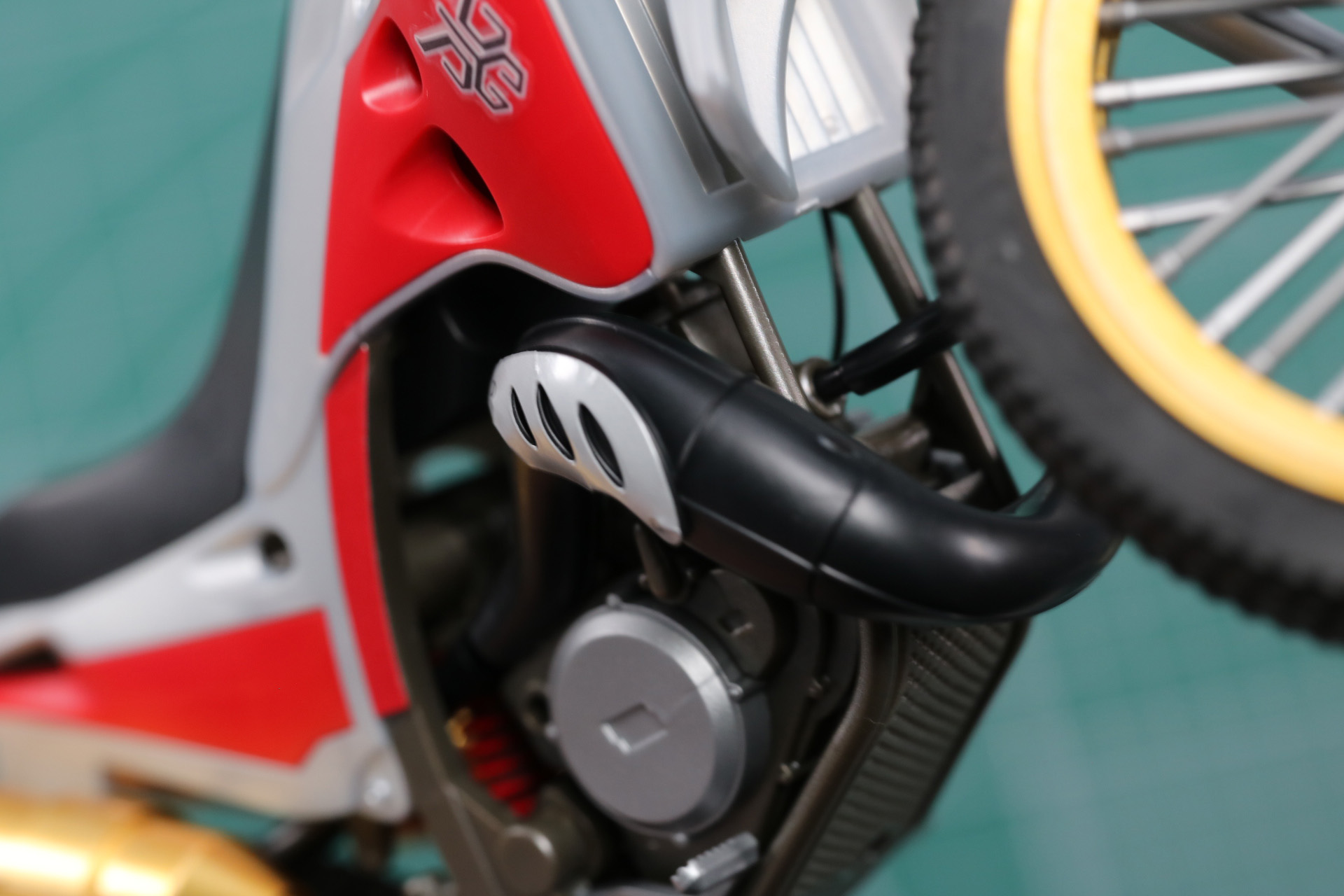 エンジンからマフラーのパイプに連結