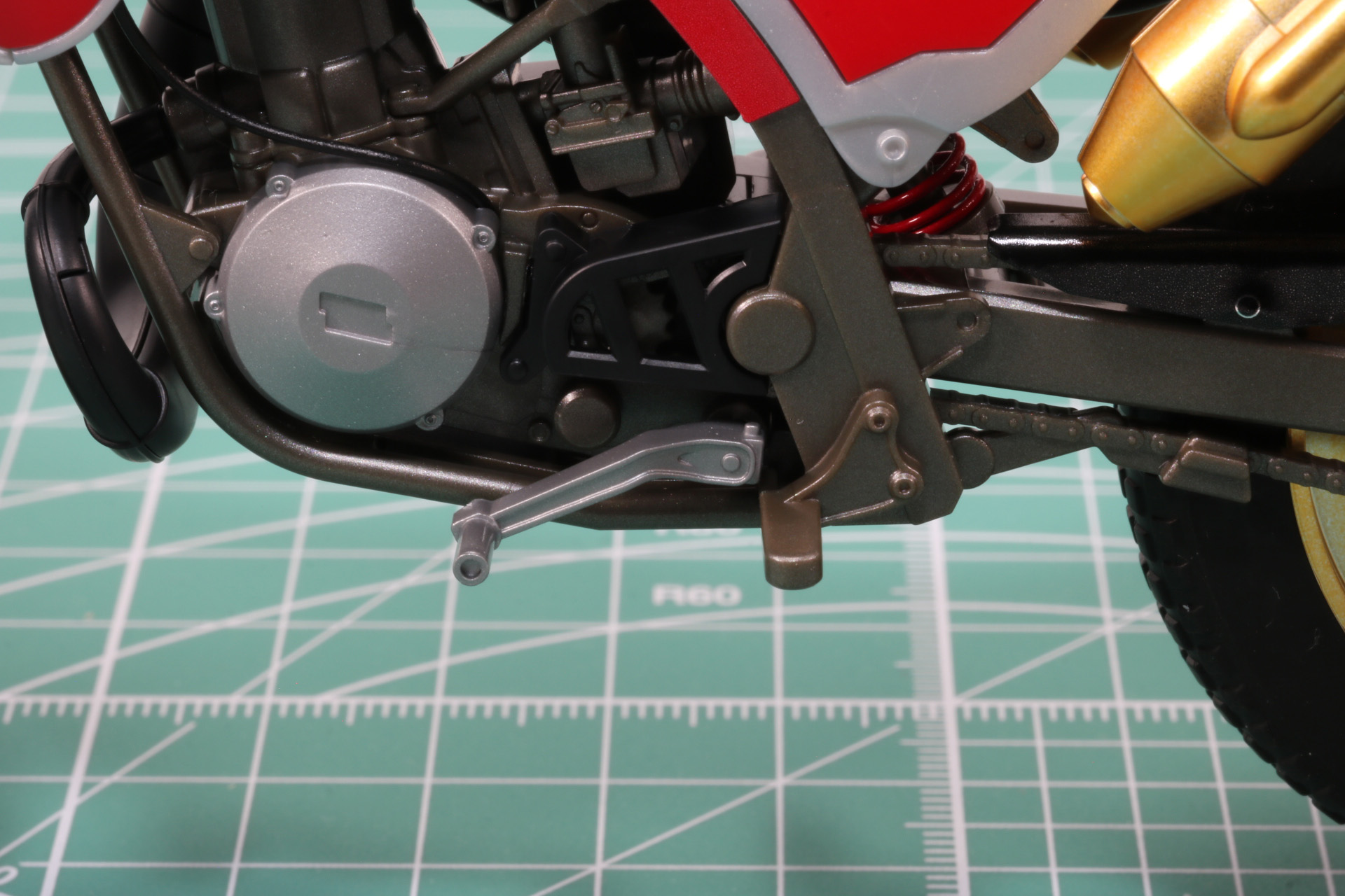 シフトペダルは左側面に取り付け