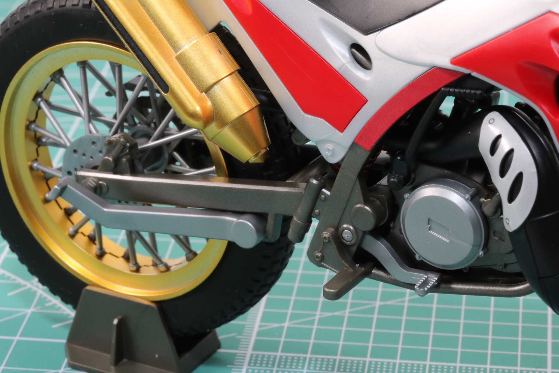 キックスターター、スタンドは右側面に取り付け