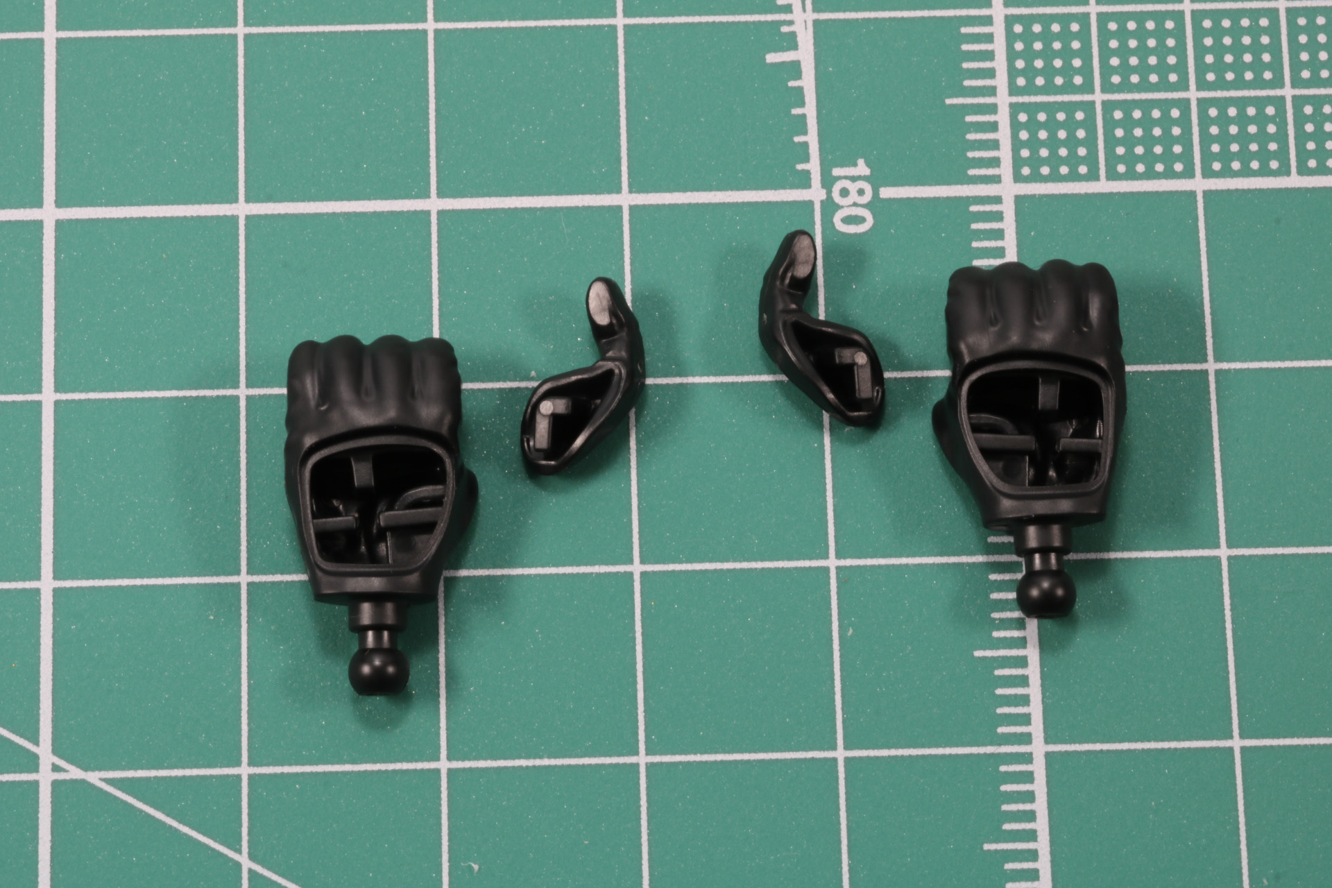 親指と手の平を合わせる。手甲部分は後述する