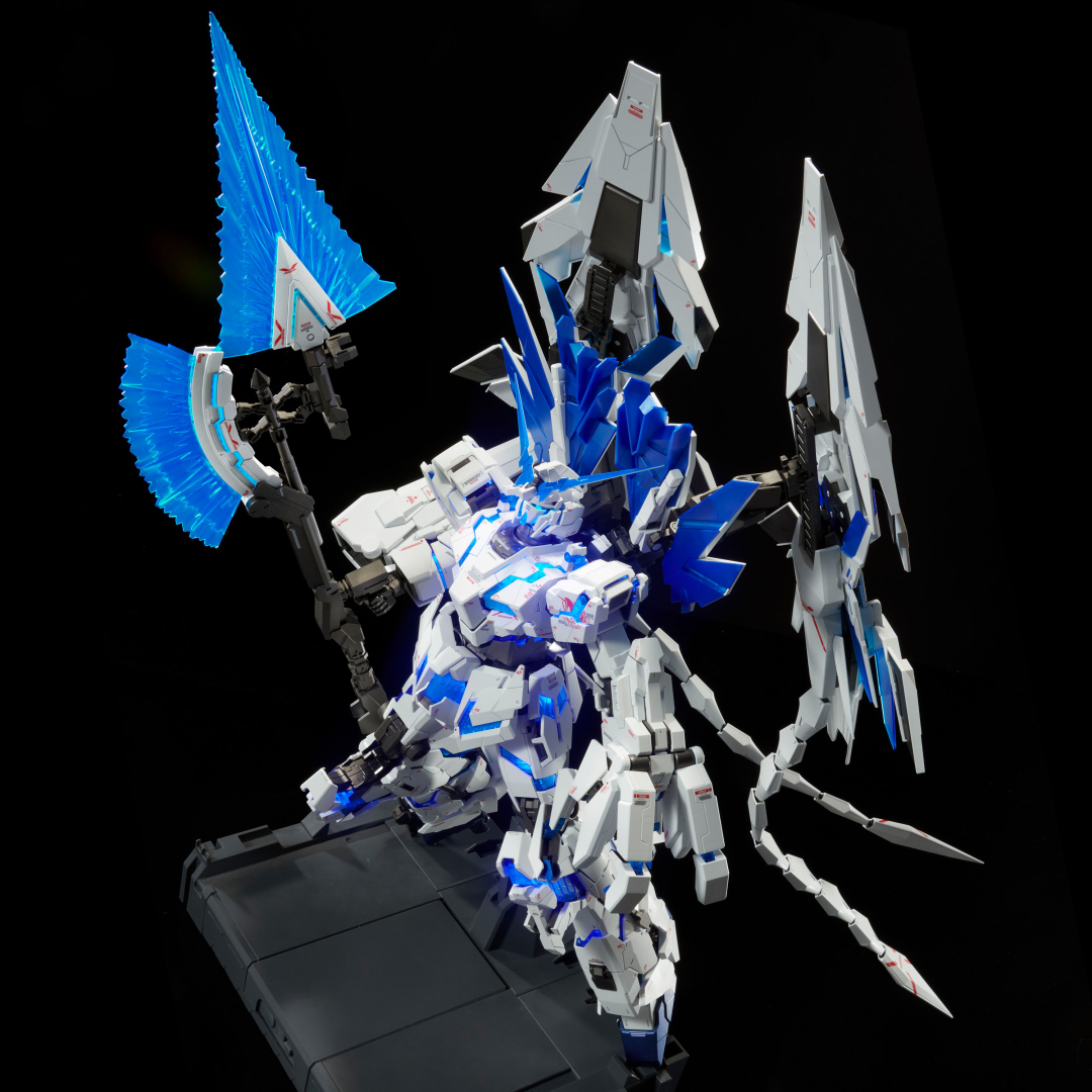 「フェネクス」の「アームド・アーマーDE」を装備したユニコーンモード
