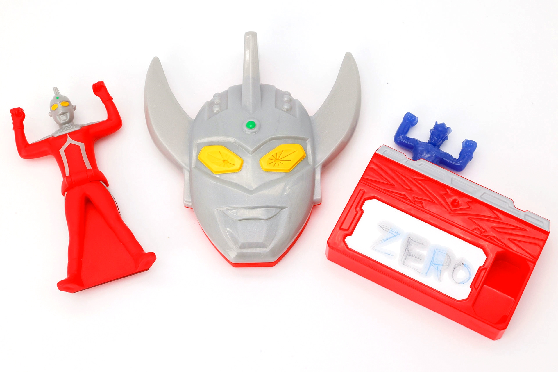 第2弾のウルトラマン。左から「ウルトラセブンのウルトラアイ」、「ウルトラマンタロウのABCステンシル」、「水でかける！ウルトラボード」