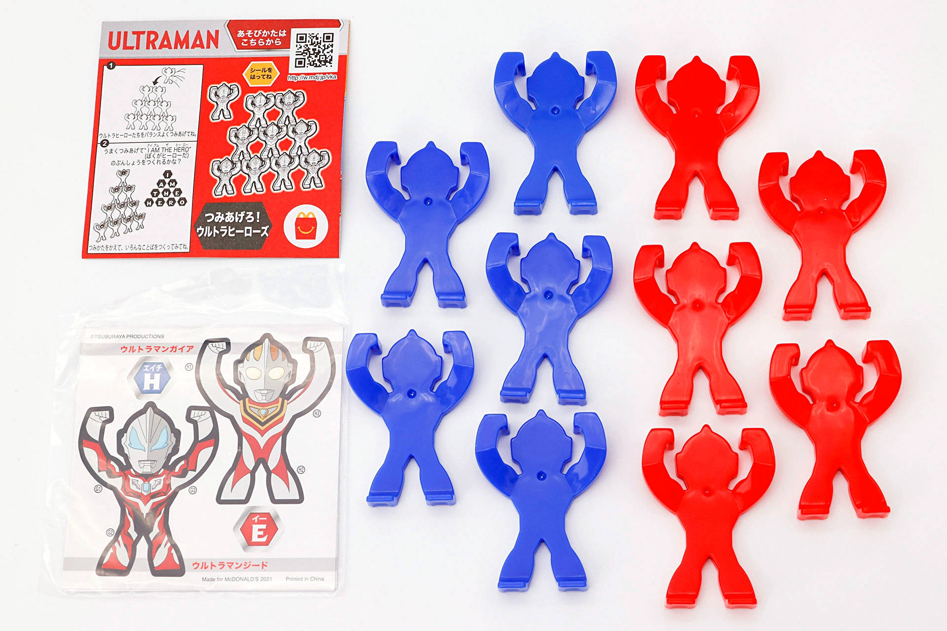 こちらがおもちゃ袋の中身。冊子と人形、そして人形に貼るためのシールが付属