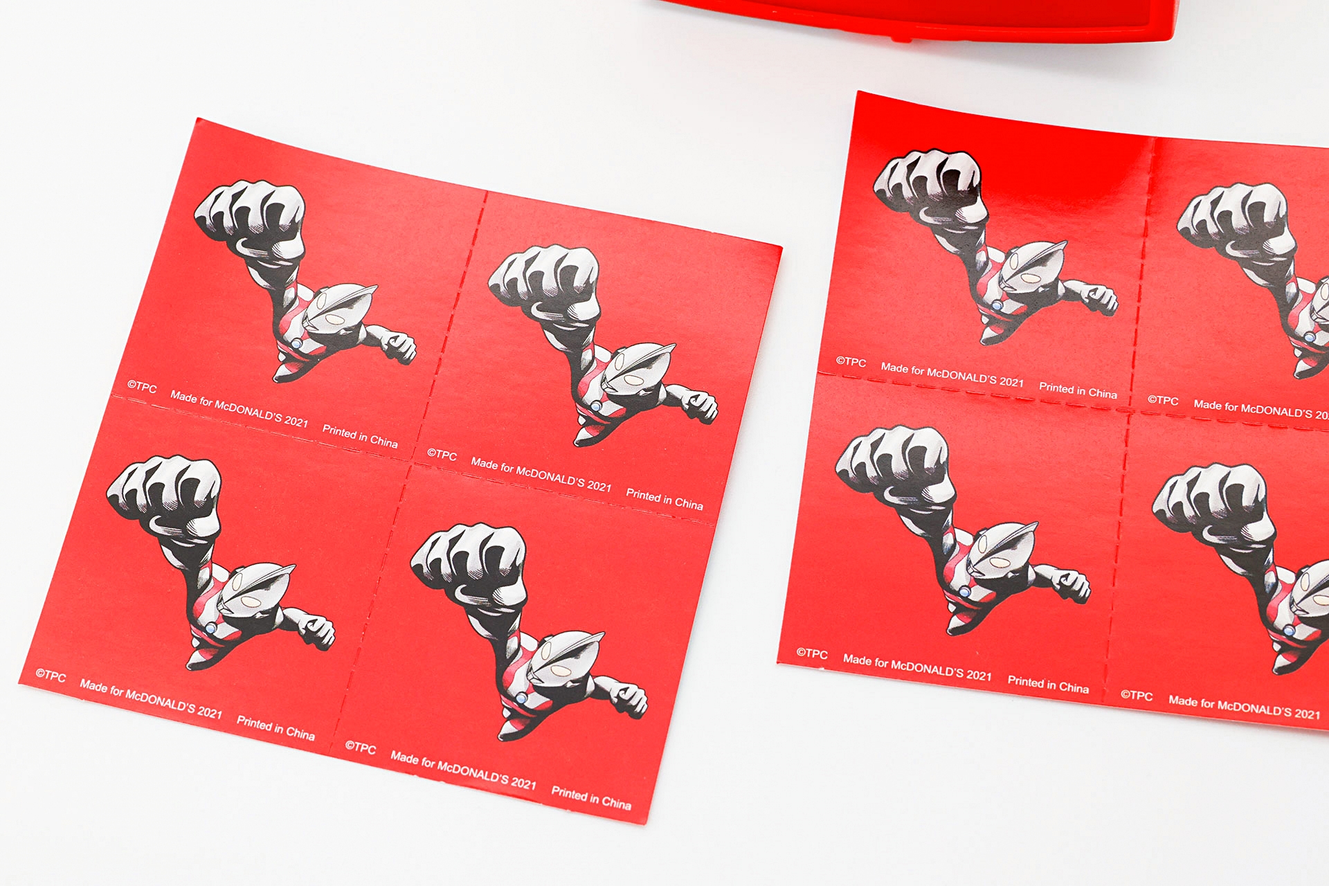 ワードカードの背面には、ウルトラマンの変身ポーズが描かれている