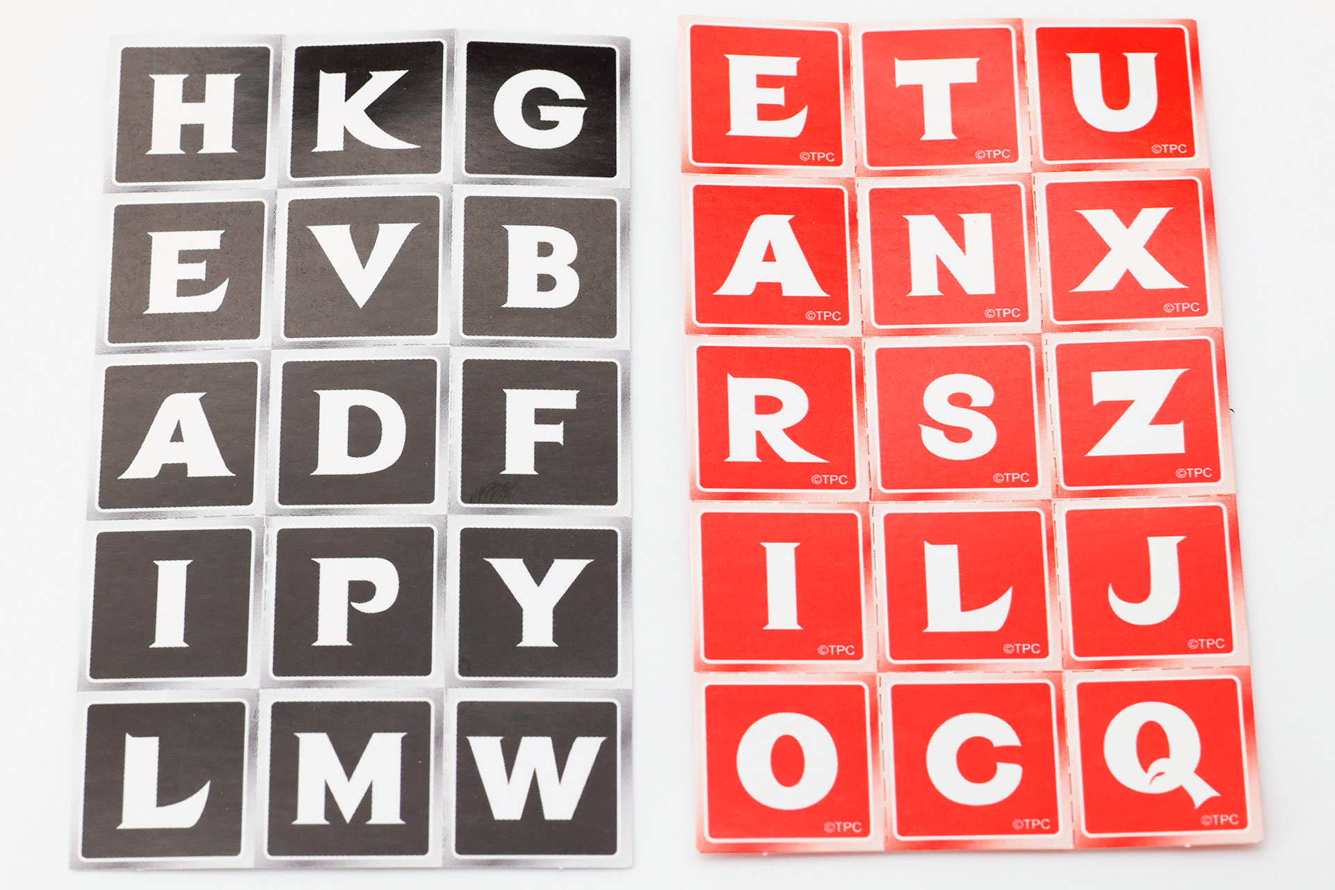 アルファベットカードは、色の違い以外に表と裏で異なるアルファベットが書かれている