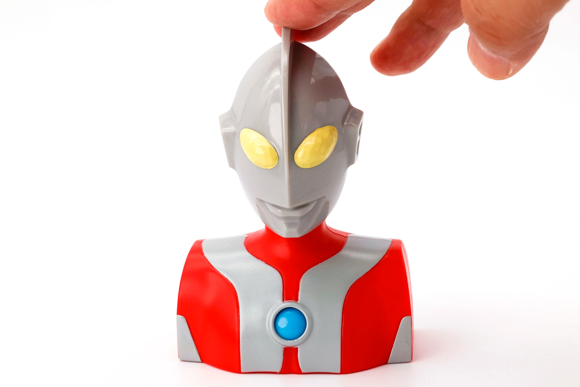 付属しているウルトラマンの人形は、頭を押すことでカラータイマーの色が切り替わる