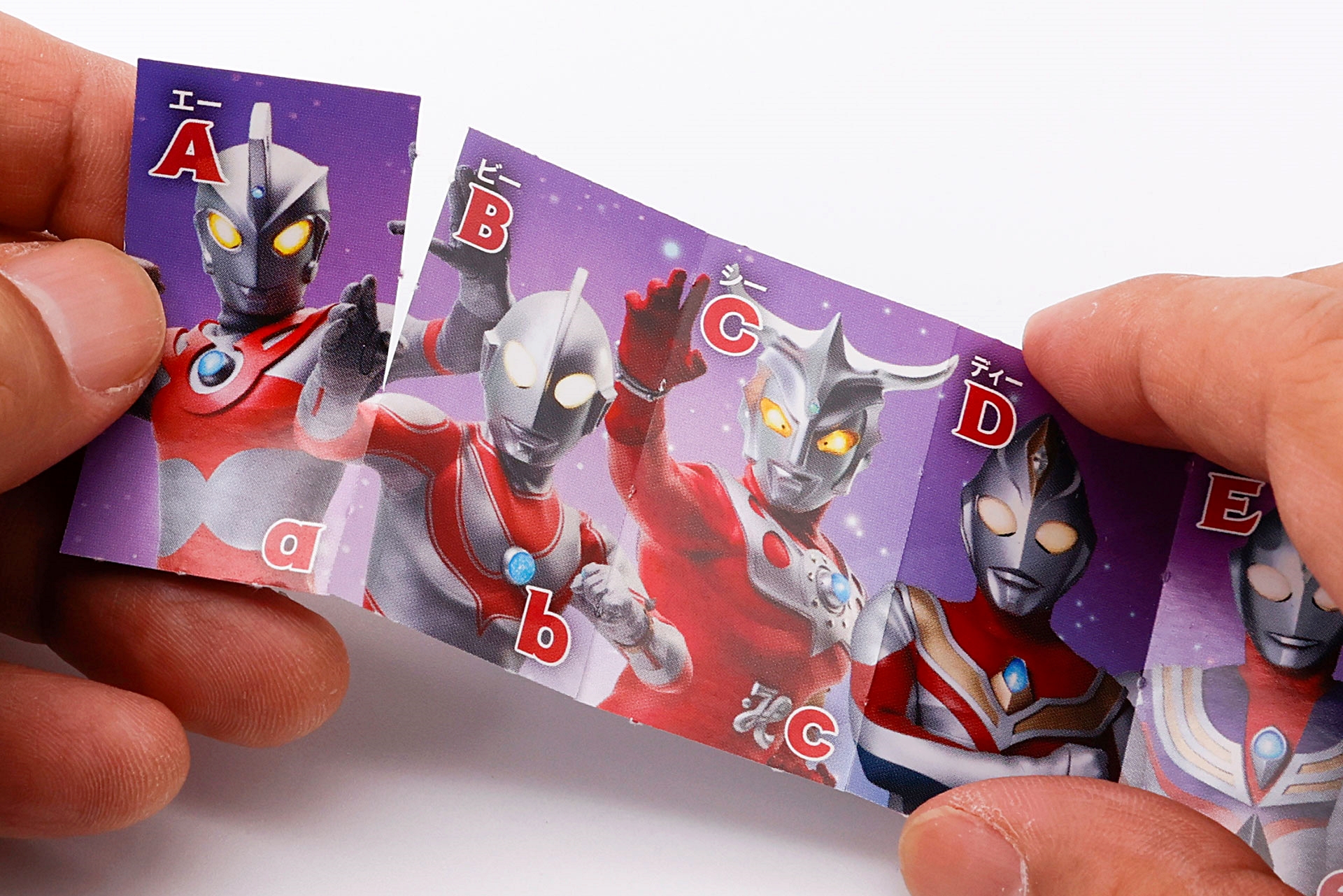 カードは蛇腹状にくっついた状態で入っているため、切り離しておこう