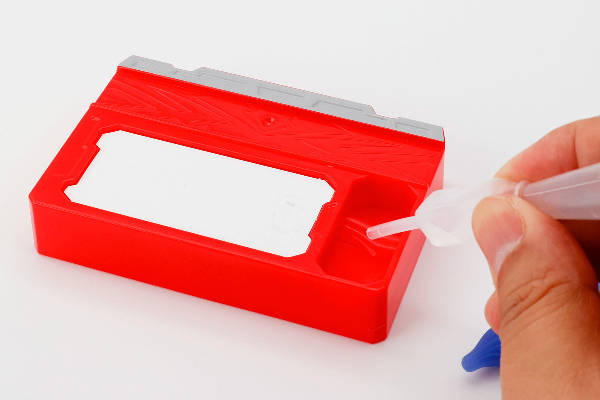 水は溢れだしやすいため、スポイトなどを別途用意して補充するといいだろう