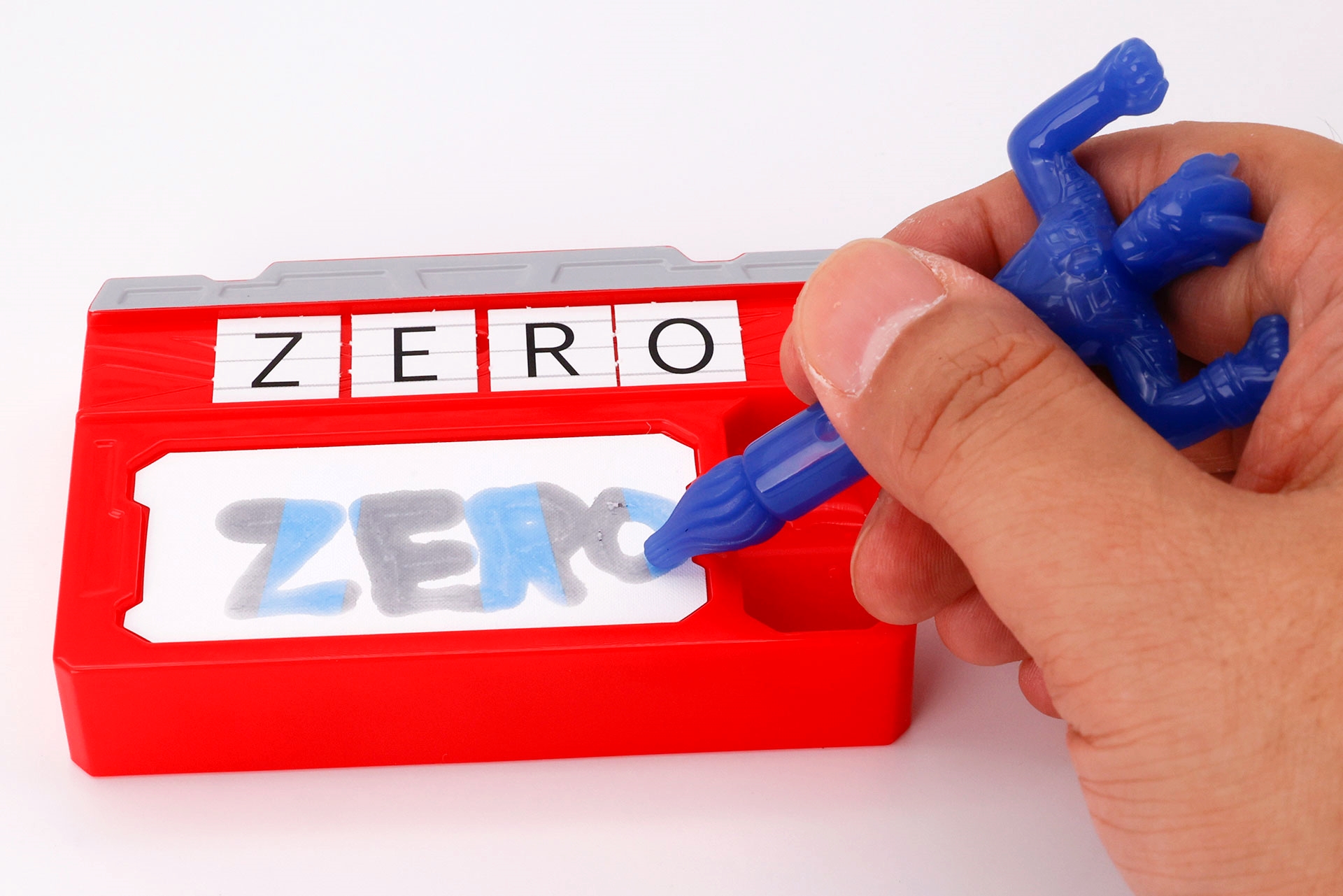 実際に、見本に従いながら文字を書いてみたところ。場所によって黒と青い文字のストライプ柄になっているのは面白い