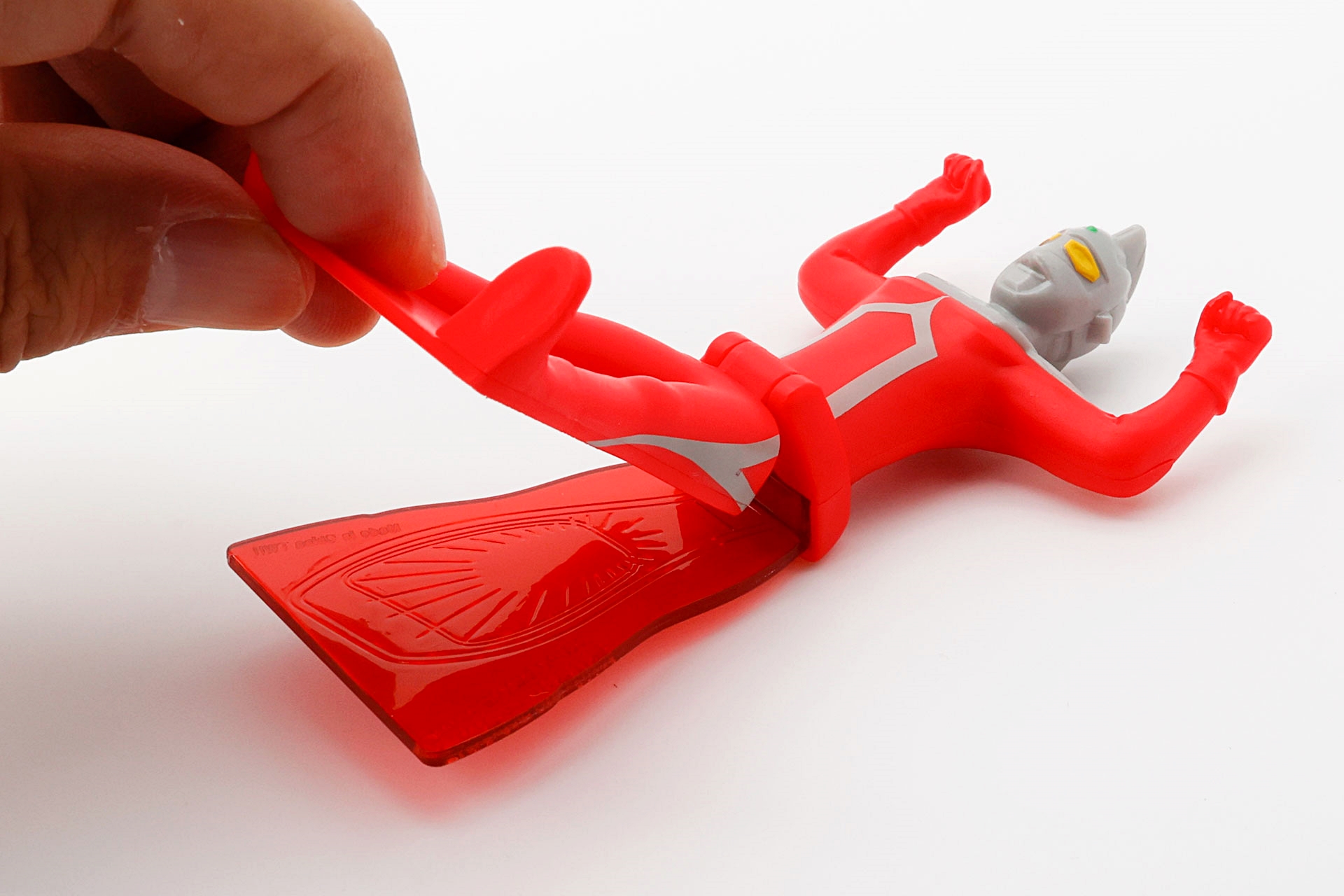 ウルトラセブンの足は、正面側に開けるようになっている