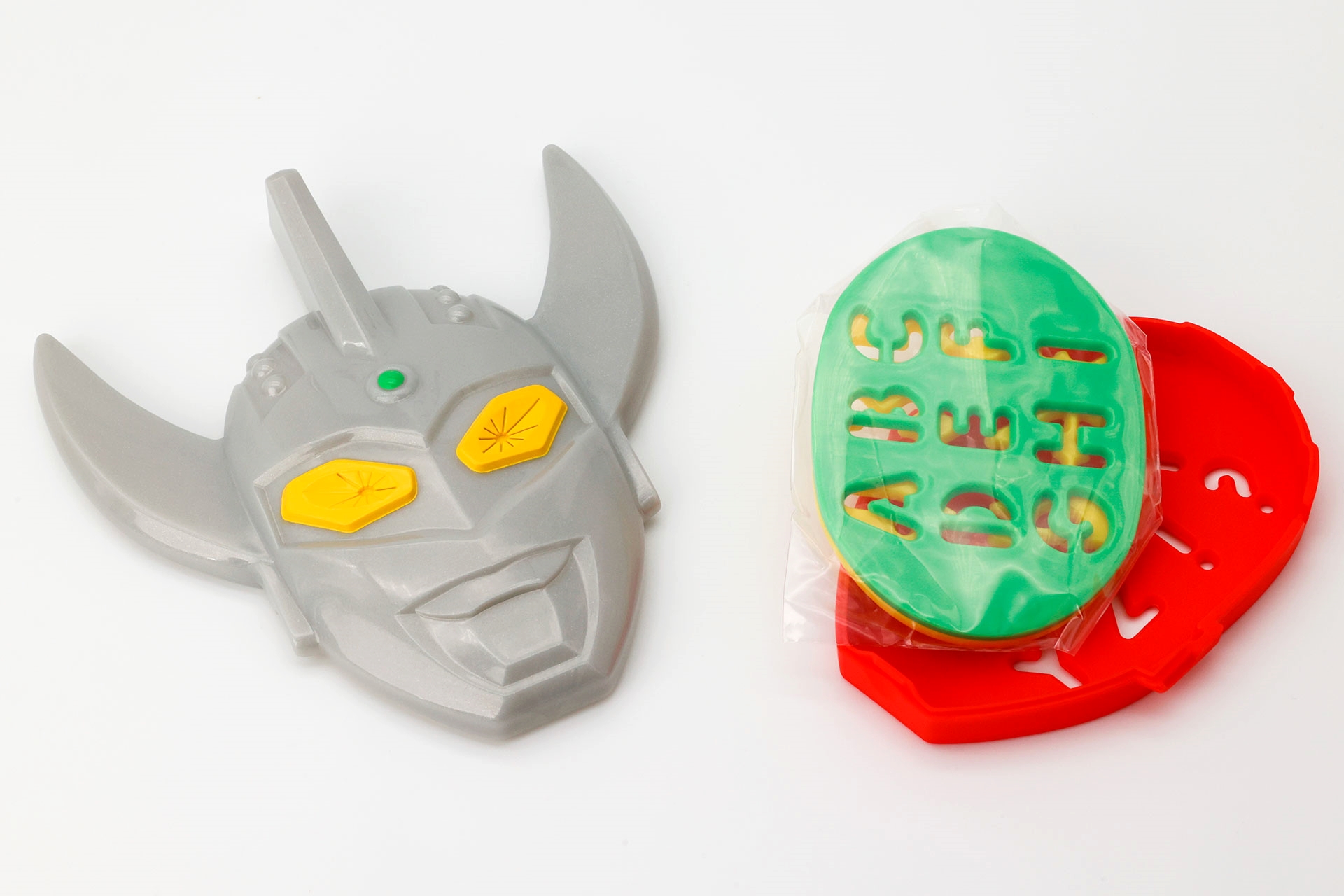 ウルトラマンタロウのマスク型ケースは蓋のような形になっており、中にステンシルを収納することができる