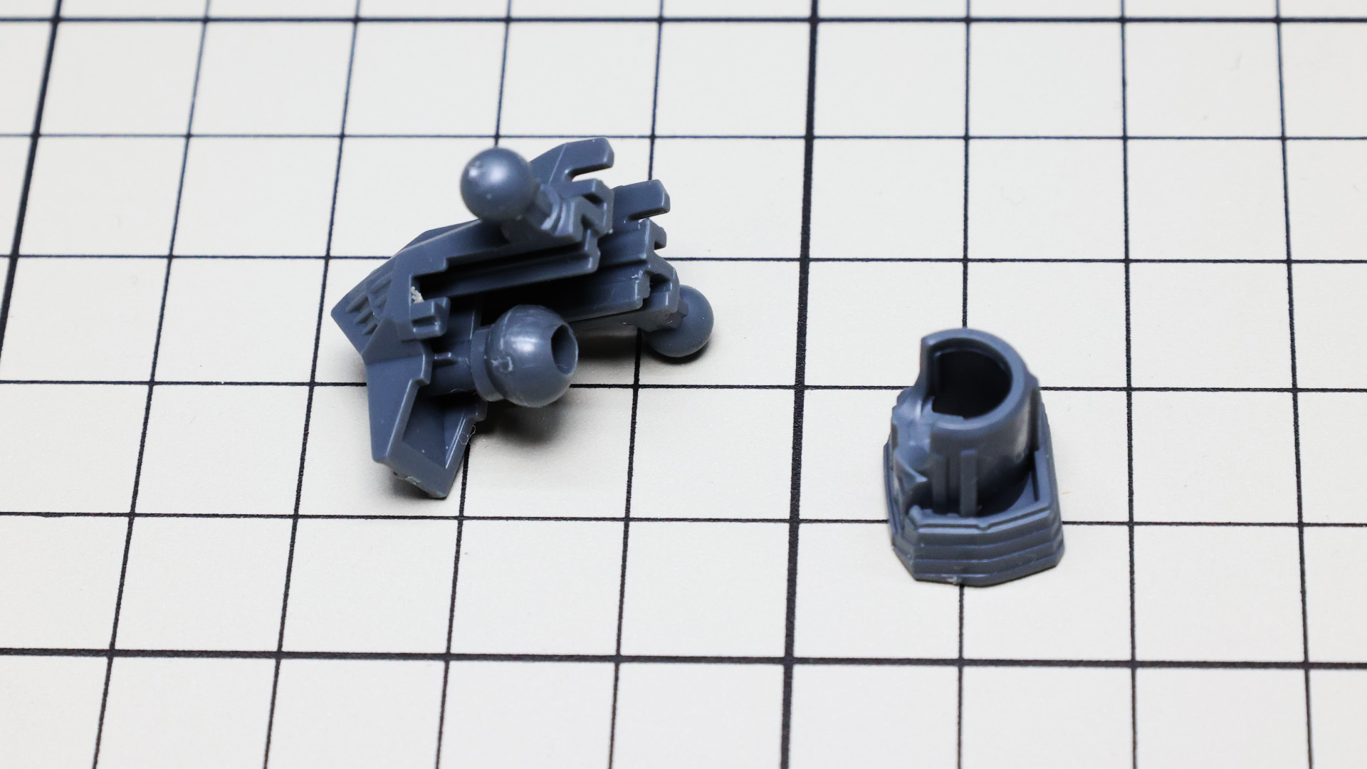 ボールジョイントによって腹部の可動機構も組み込まれます