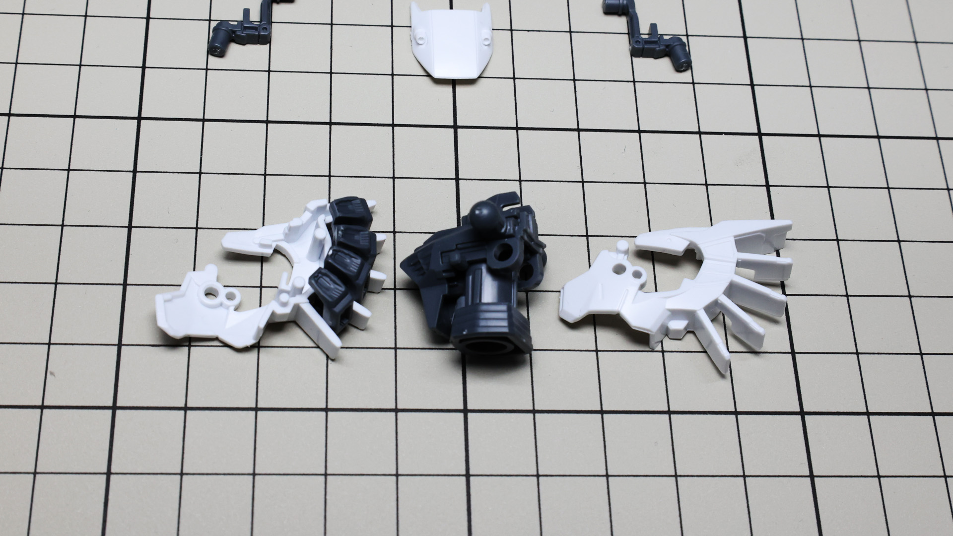 背面フィンまで一体成型された外装で挟み、