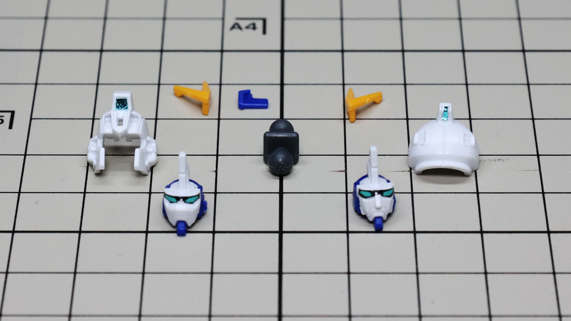 フェイスの開閉2パターンの顔にシールを貼り付けます。2号機は“青”です！