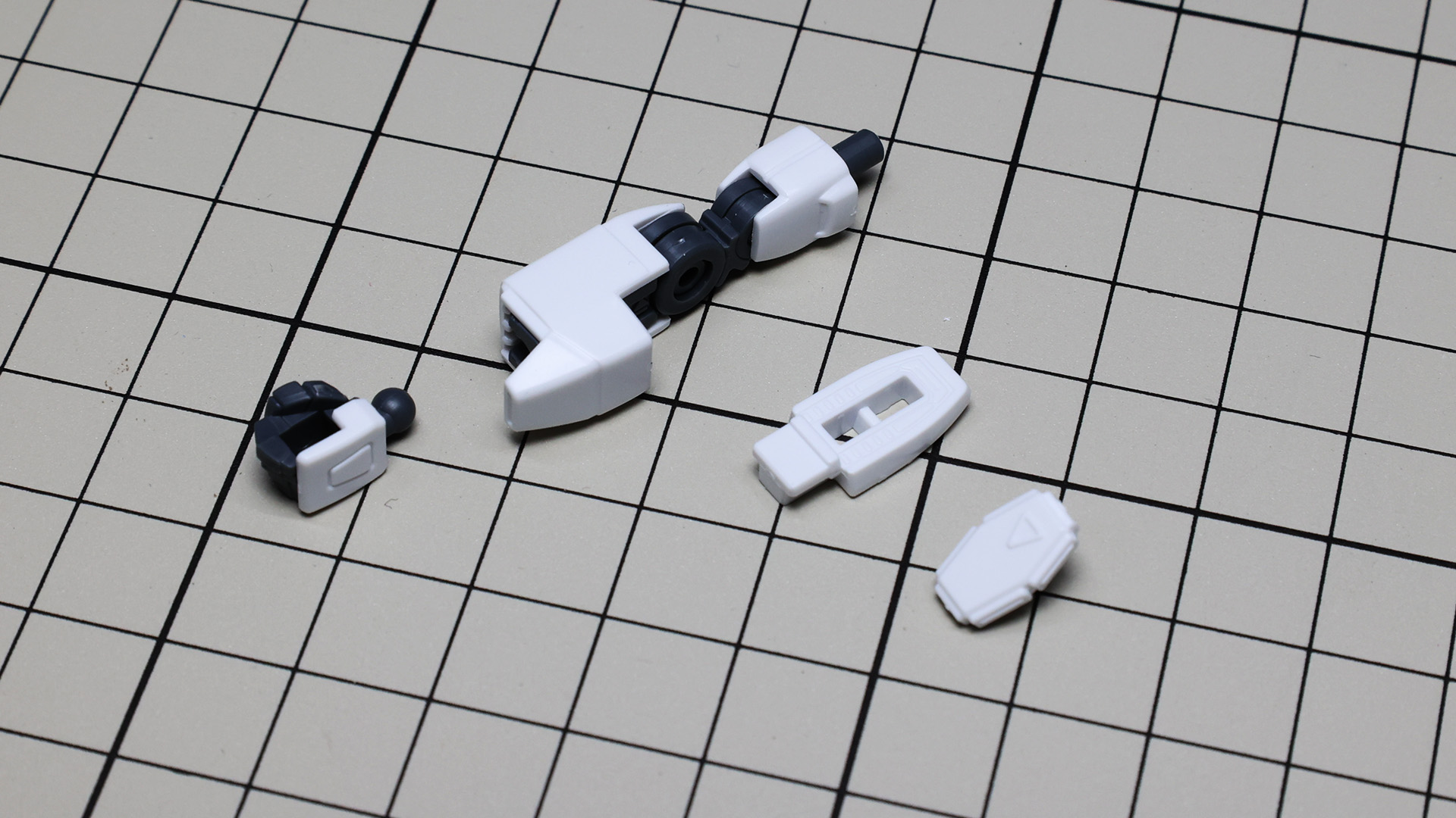 左腕のビーム・シールド基部は別パーツ化