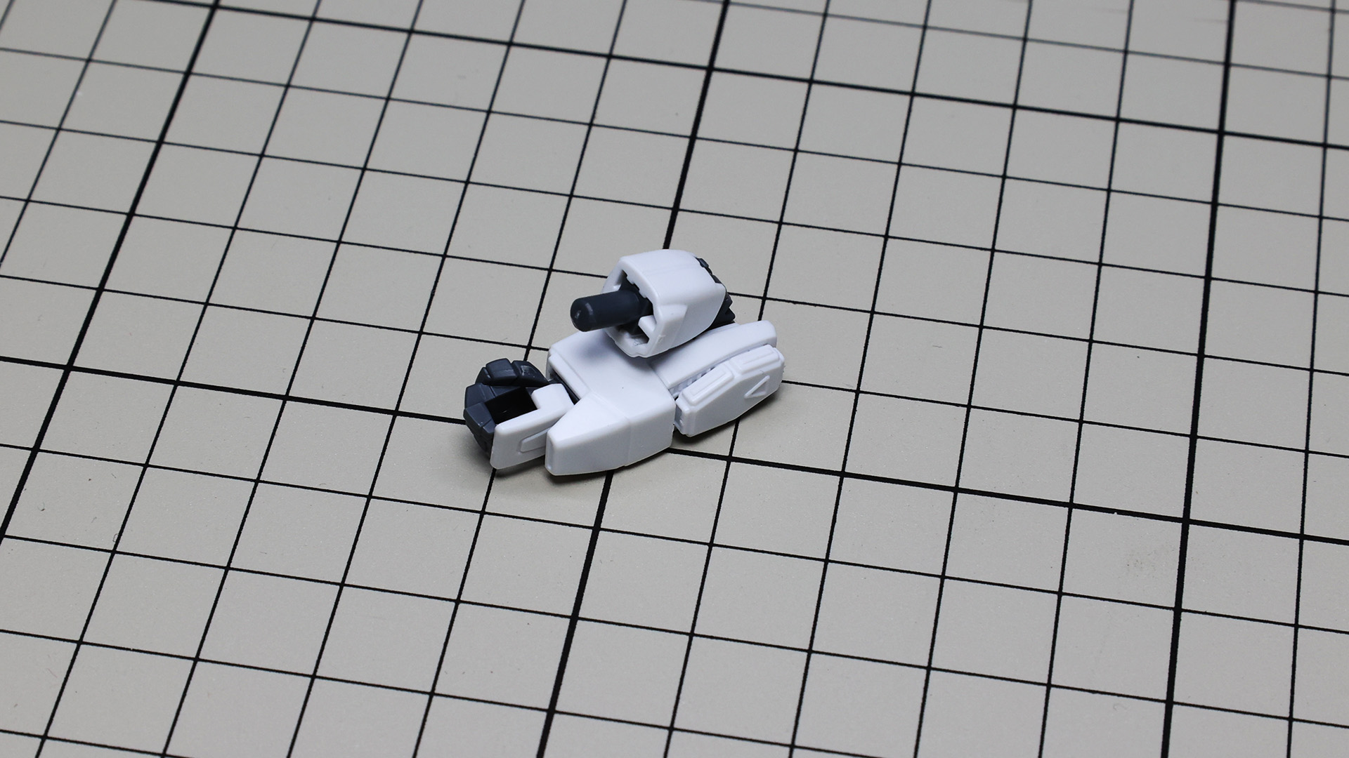 外装を付けると少々可動範囲は狭まりますが、必要十分な印象