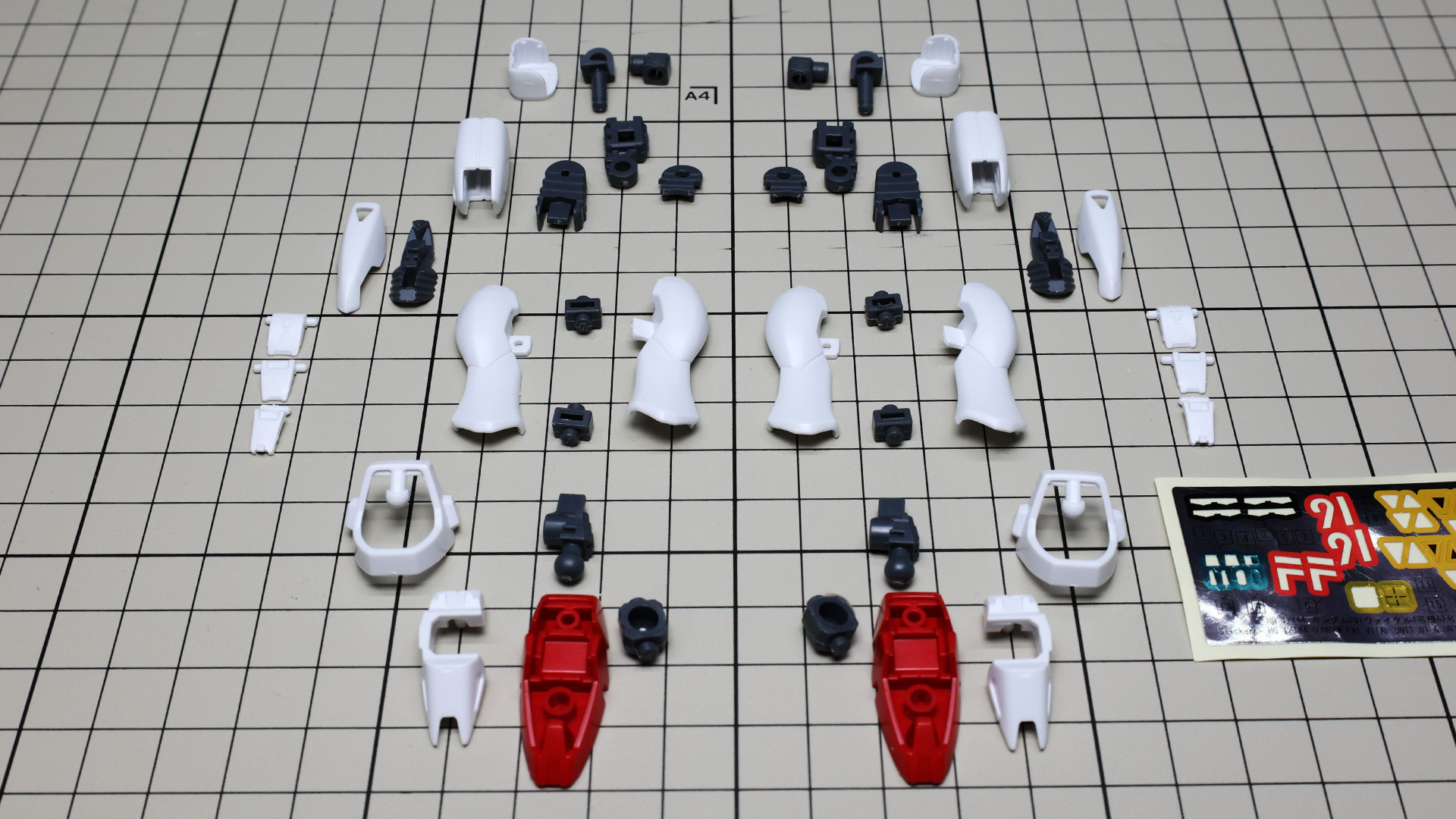 腕部と比べると多めのパーツではありますが、構造は単純です