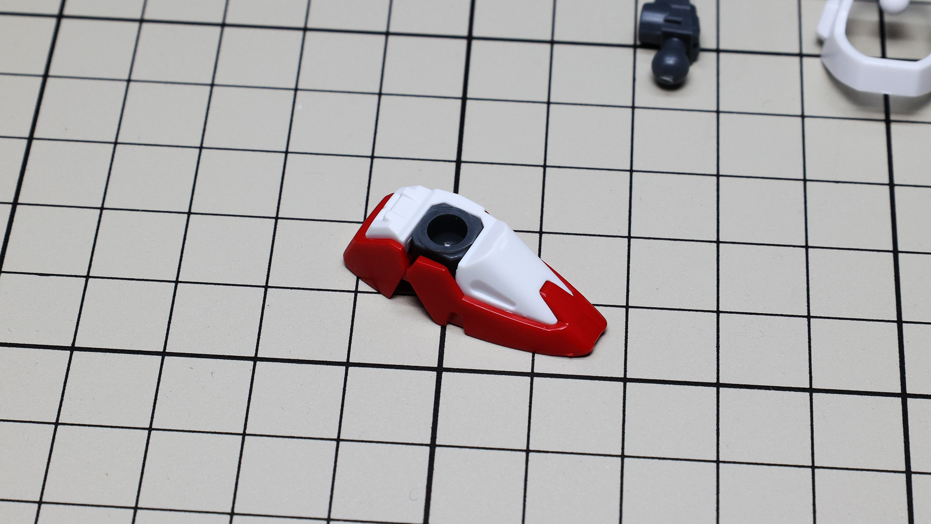 足首とソールは内側が抜かれて軸を少々内側に寄せる設計