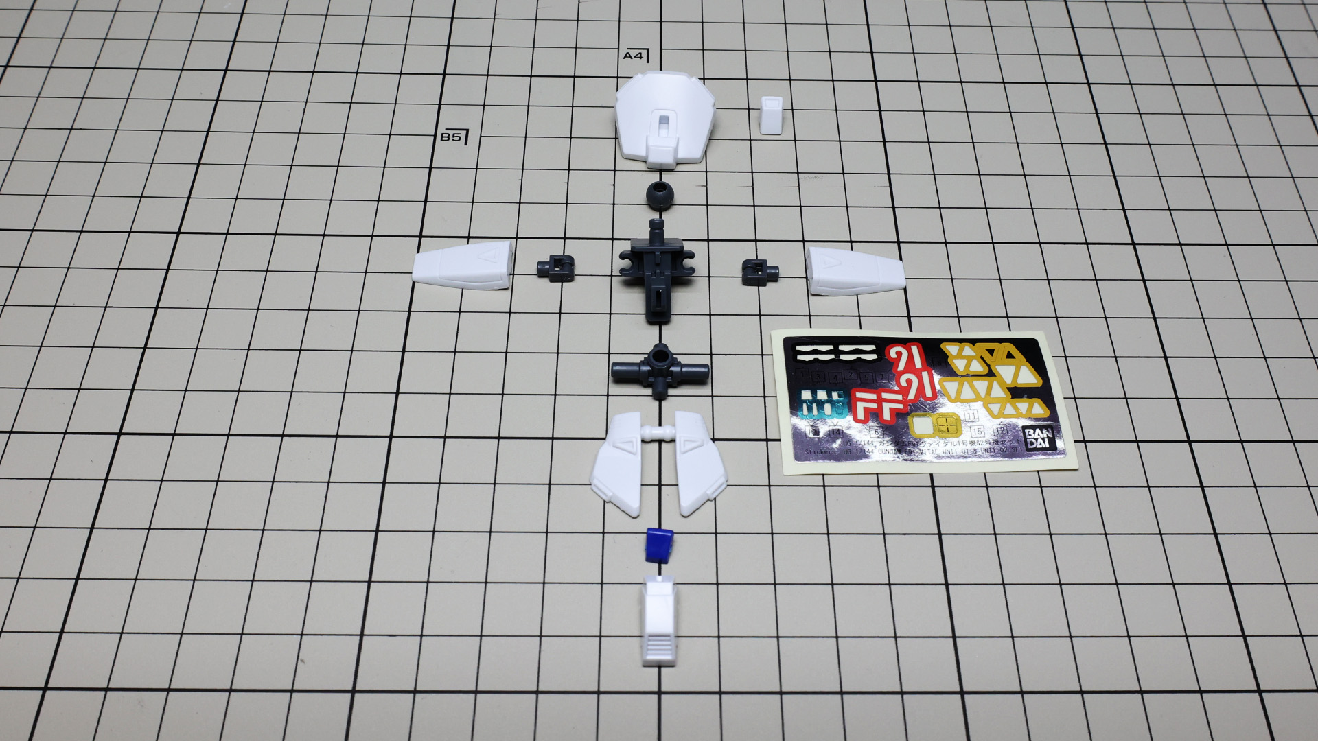 前後で脚部接続バーを挟むわかりやすい構造です。2号機の股間パーツは“青”です