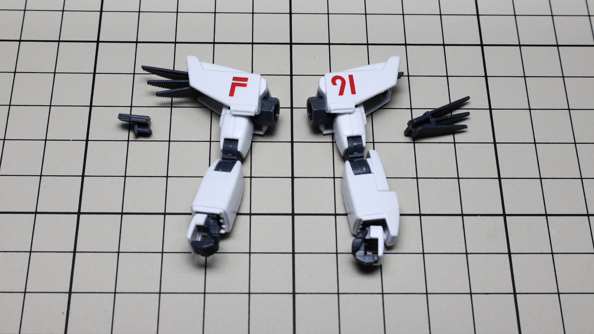 肩のウイングは差し替え式です。向かって右が収納状態、左が展開状態です