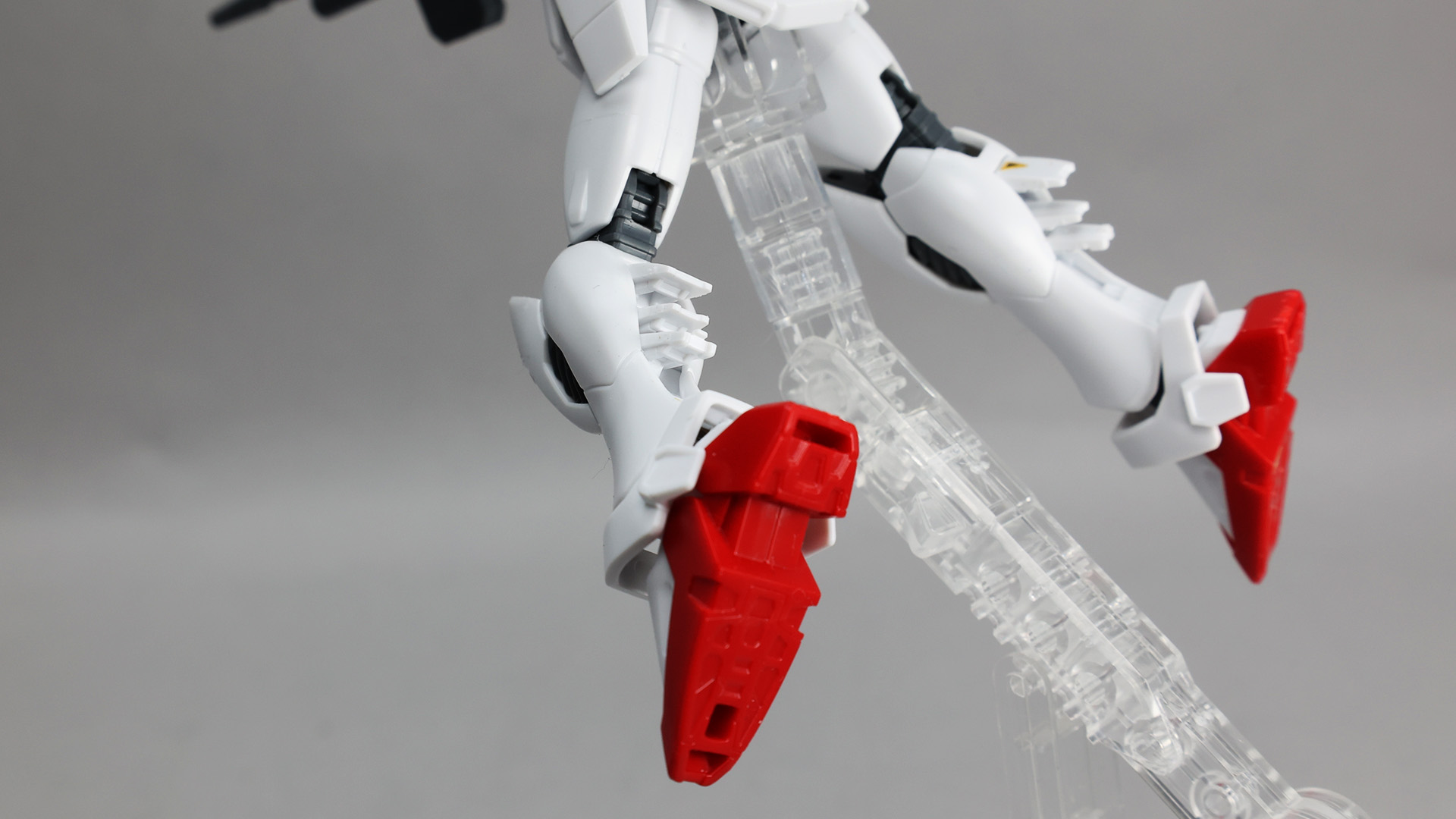 ふくらはぎ裏のスラスターカバーも展開