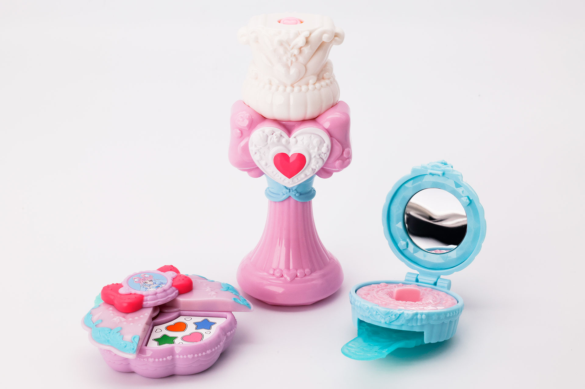 第1弾のトロピカル～ジュ！プリキュア。左から「マーメイドアクアパクト ネイルセット」、「リップが飛び出す！ハートルージュロッド」、「メイクで遊ぼう！トロピカルパクト」