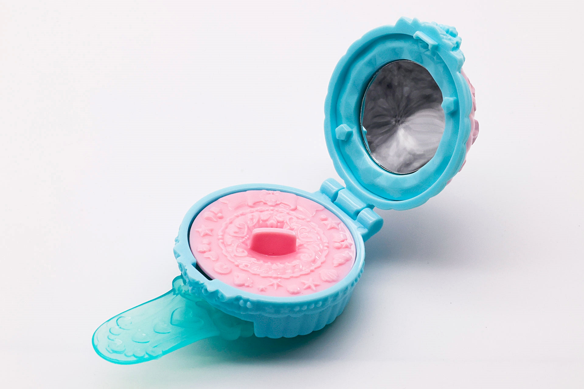 蓋を開くと、鏡とおもちゃのパフが収納されている。この鏡部分は普通に使うことができる